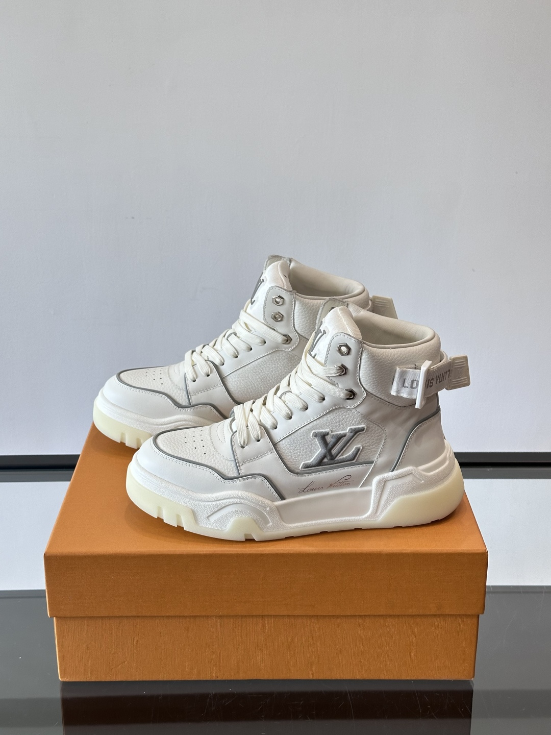 L. v. 男士秋冬厚底高帮休闲运动鞋，2025秀场的潮流风向，鞋面原版印花材质拼接设计，品牌logo装