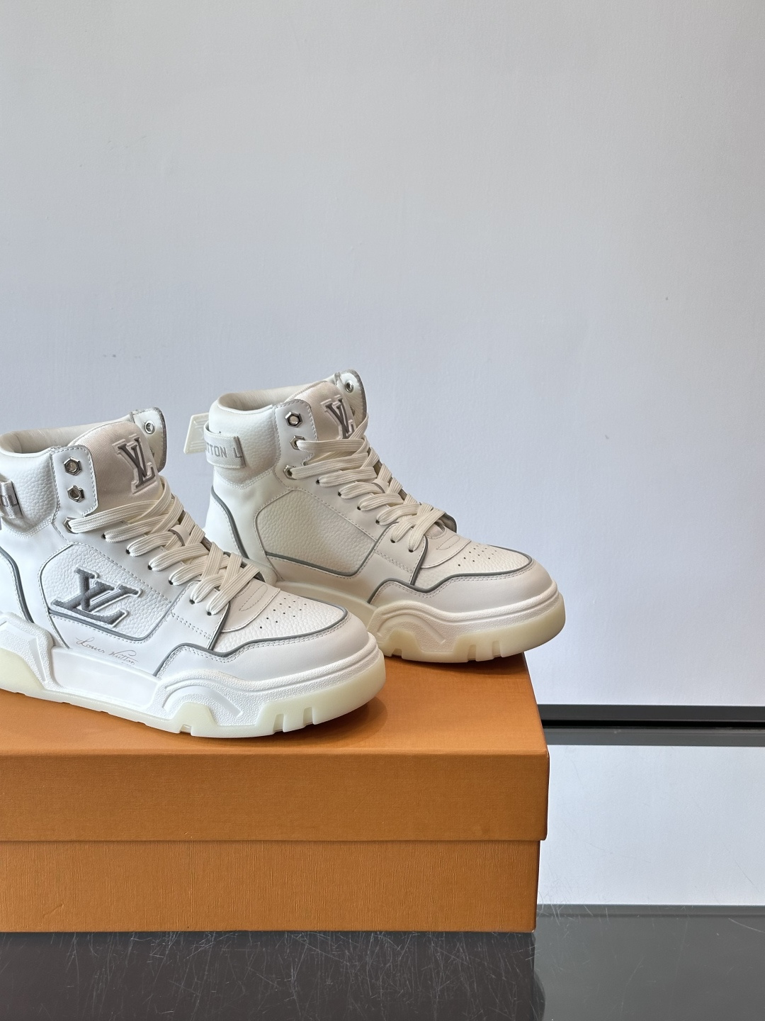 L. v. 男士秋冬厚底高帮休闲运动鞋，2025秀场的潮流风向，鞋面原版印花材质拼接设计，品牌logo装