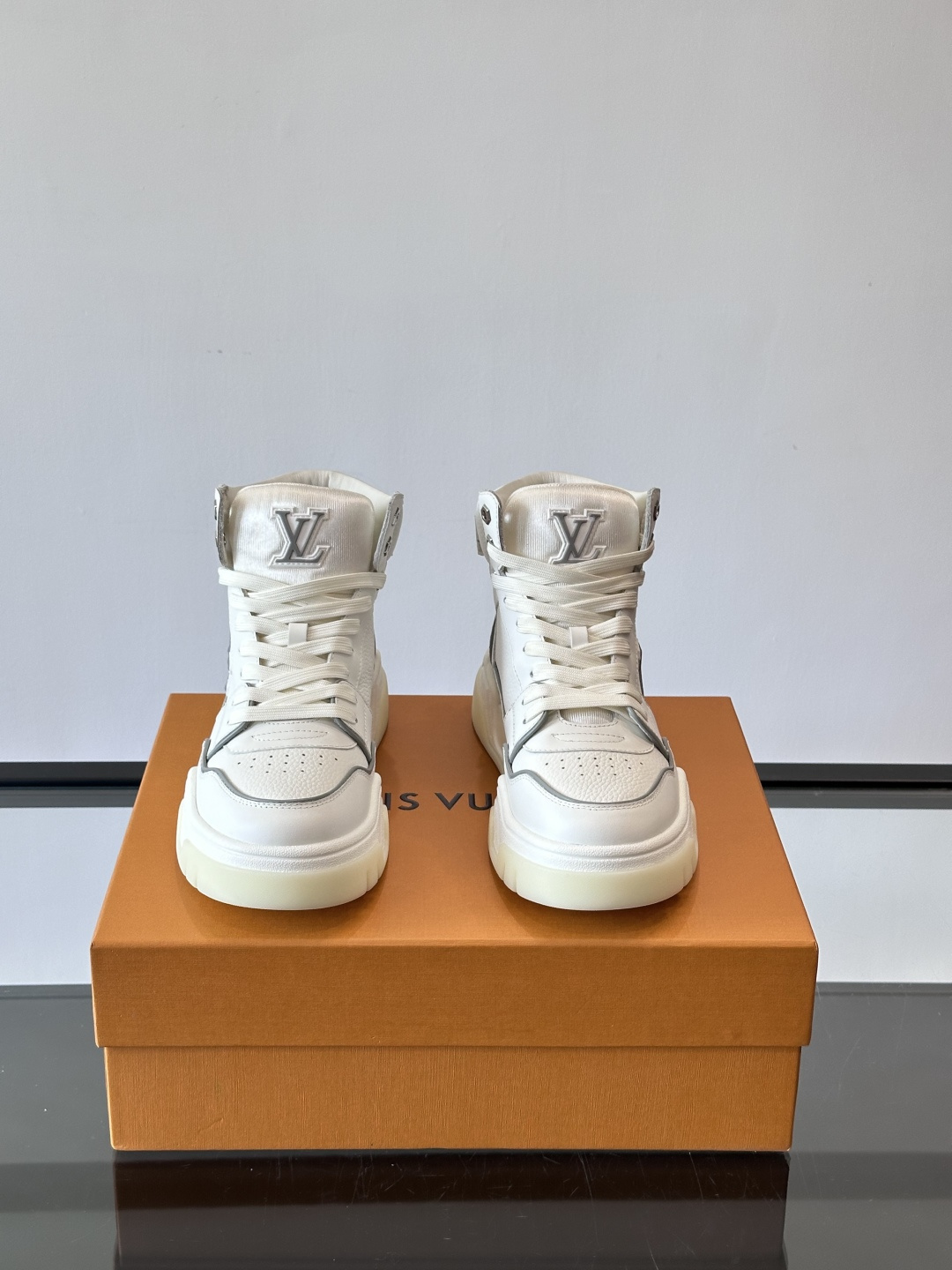 L. v. 男士秋冬厚底高帮休闲运动鞋，2025秀场的潮流风向，鞋面原版印花材质拼接设计，品牌logo装
