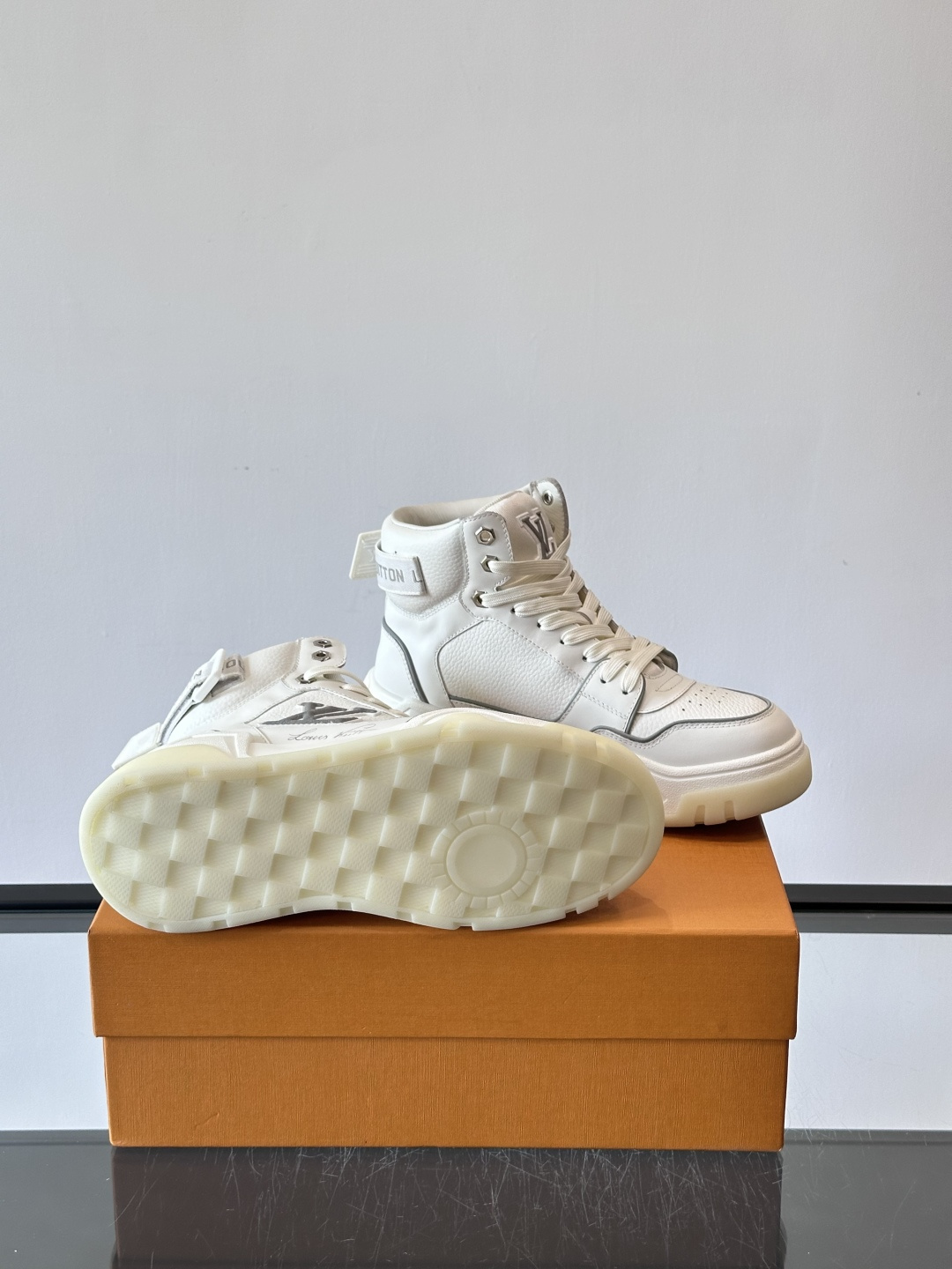 L. v. 男士秋冬厚底高帮休闲运动鞋，2025秀场的潮流风向，鞋面原版印花材质拼接设计，品牌logo装