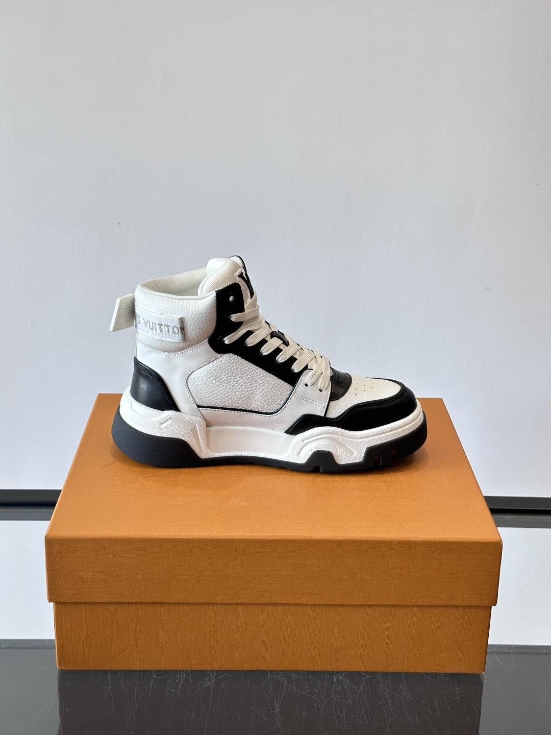 L. v. 男士秋冬厚底高帮休闲运动鞋，2025秀场的潮流风向，鞋面原版印花材质拼接设计，品牌logo装