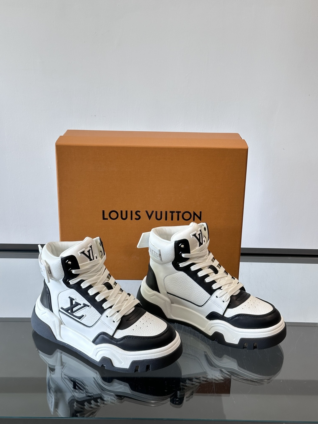 L. v. 男士秋冬厚底高帮休闲运动鞋，2025秀场的潮流风向，鞋面原版印花材质拼接设计，品牌logo装