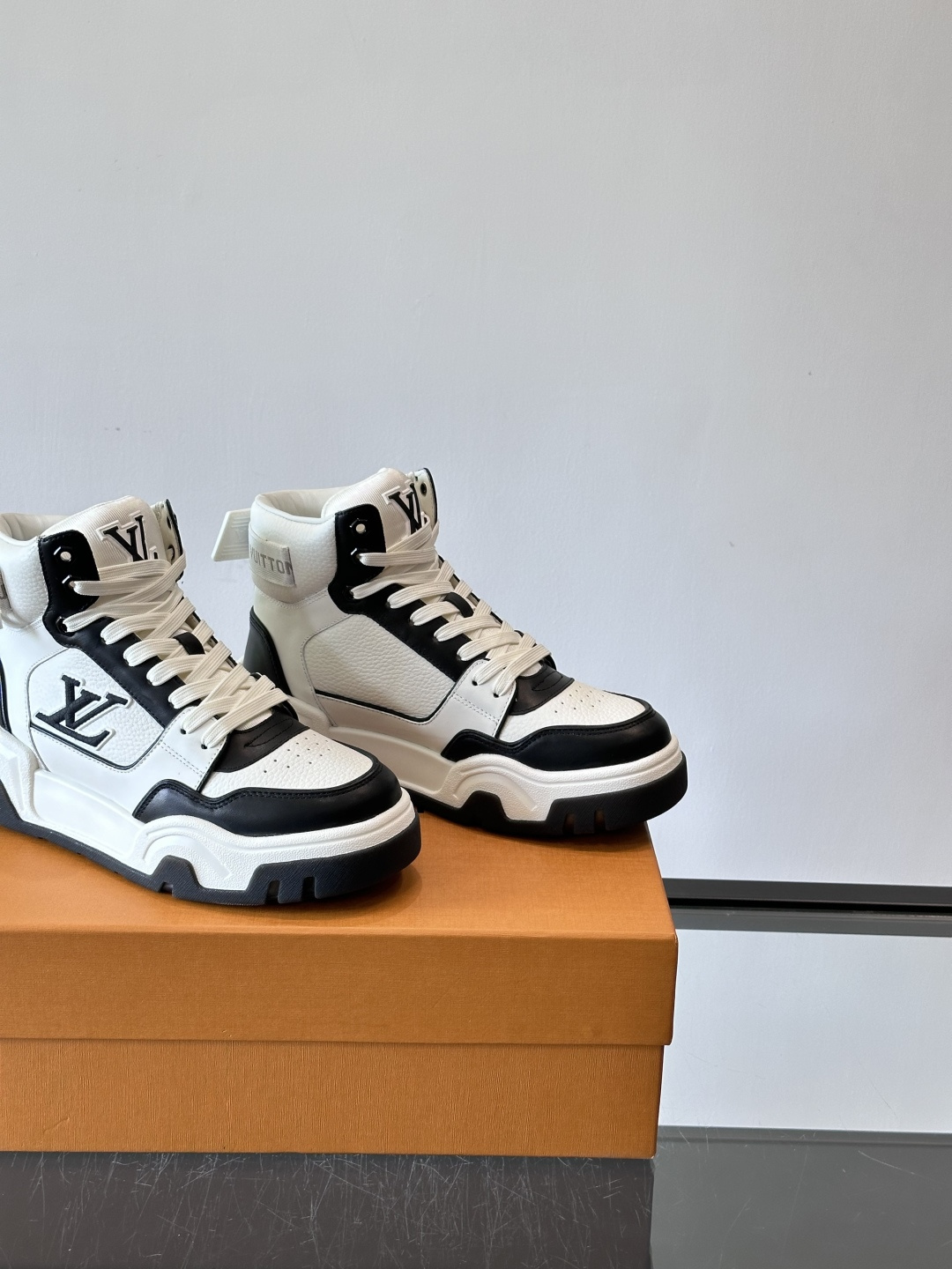L. v. 男士秋冬厚底高帮休闲运动鞋，2025秀场的潮流风向，鞋面原版印花材质拼接设计，品牌logo装