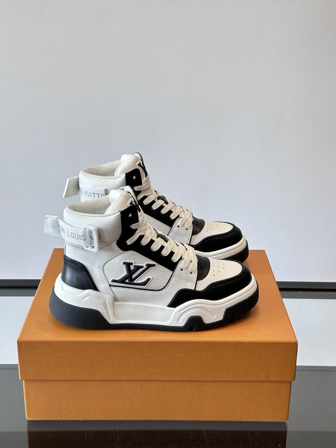 L. v. 男士秋冬厚底高帮休闲运动鞋，2025秀场的潮流风向，鞋面原版印花材质拼接设计，品牌logo装