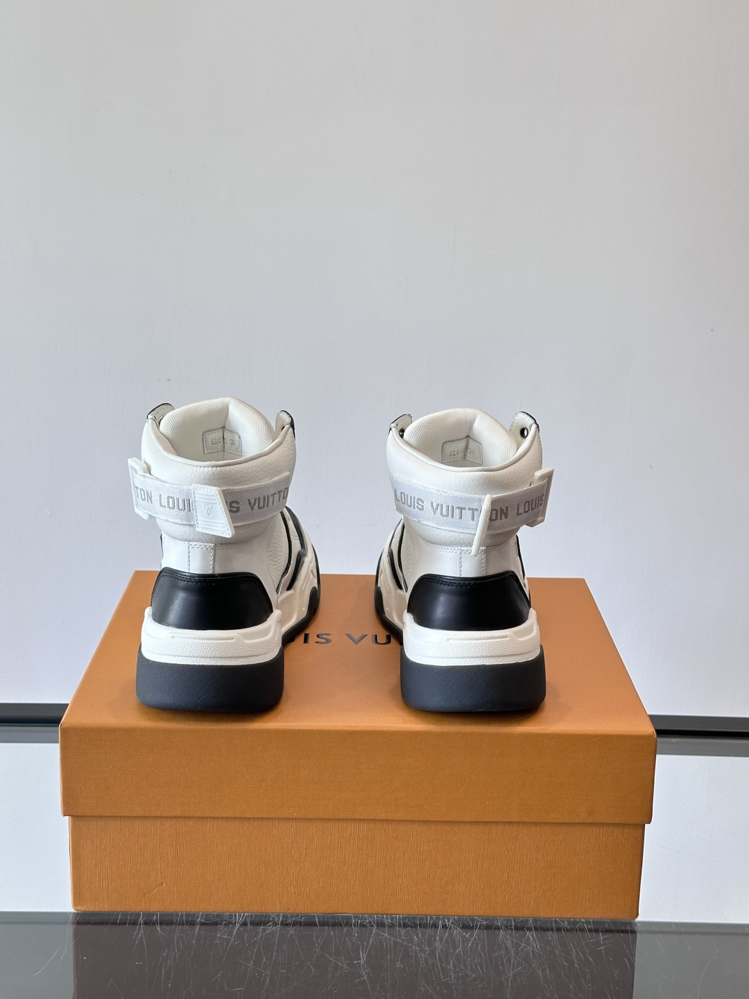 L. v. 男士秋冬厚底高帮休闲运动鞋，2025秀场的潮流风向，鞋面原版印花材质拼接设计，品牌logo装