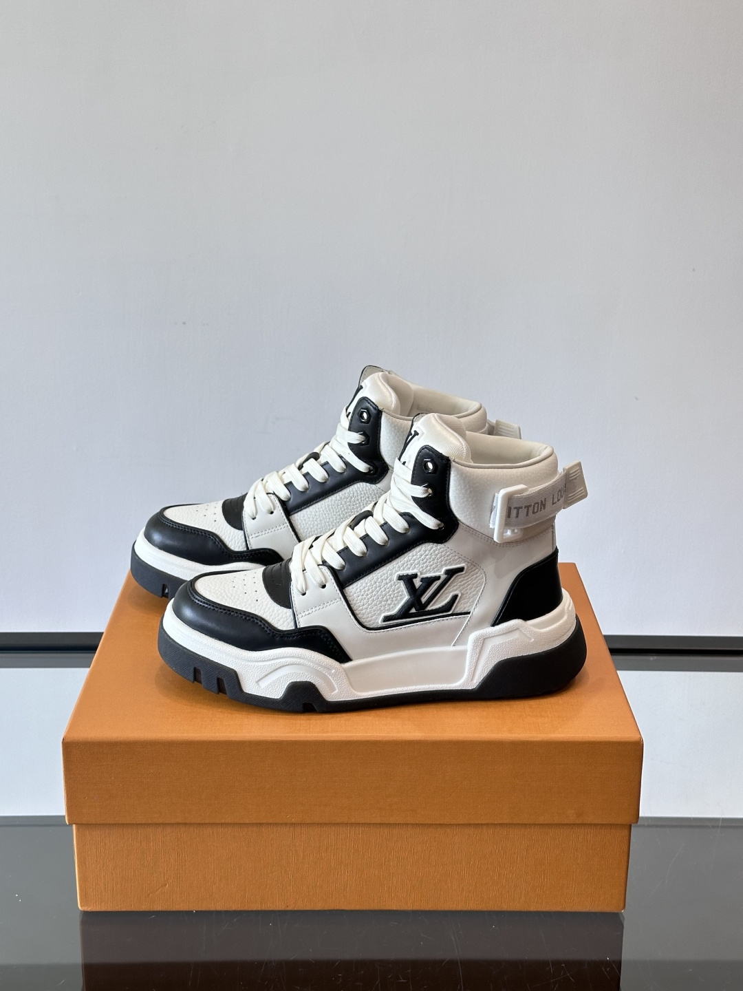 L. v. 男士秋冬厚底高帮休闲运动鞋，2025秀场的潮流风向，鞋面原版印花材质拼接设计，品牌logo装