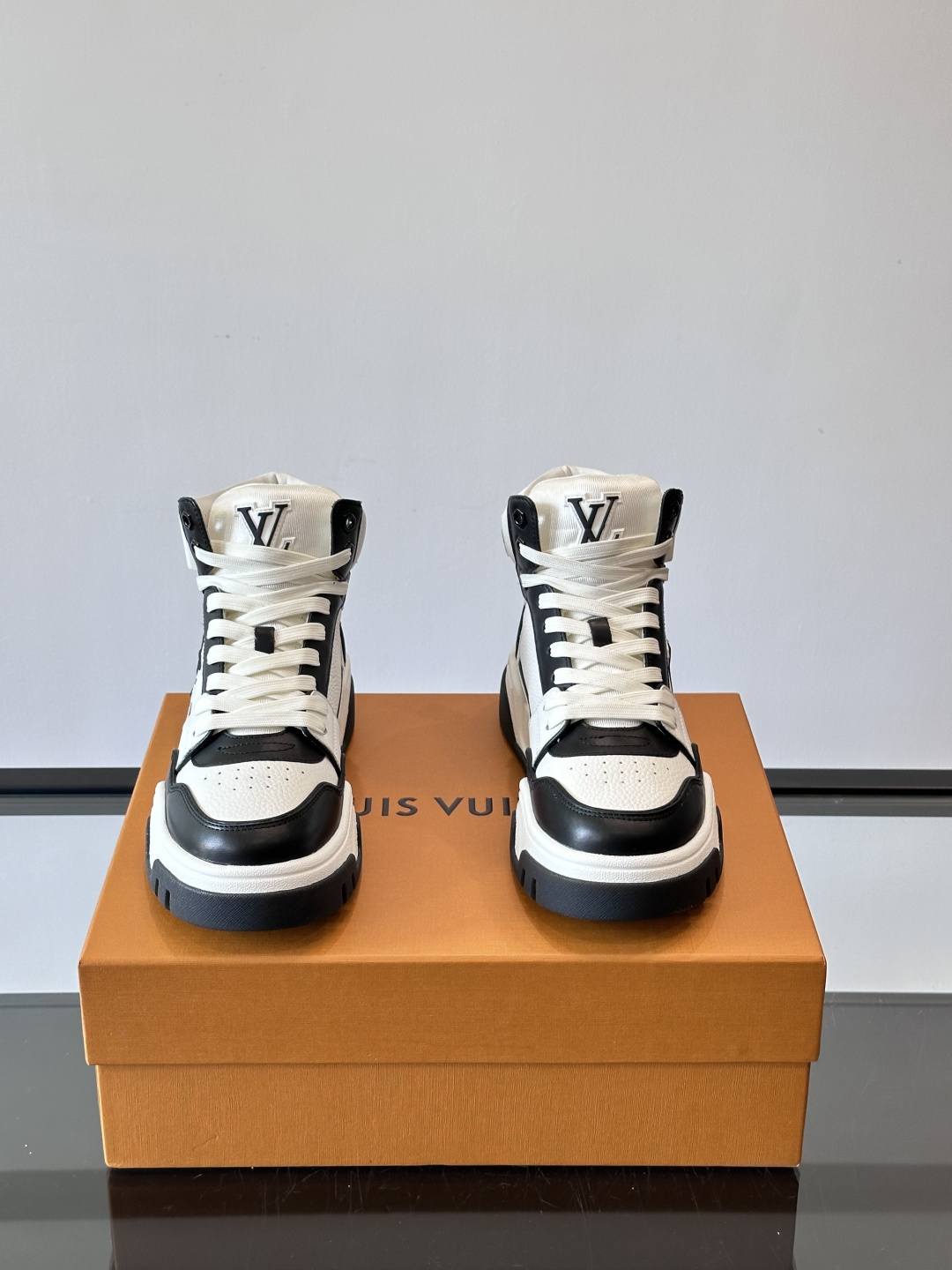 L. v. 男士秋冬厚底高帮休闲运动鞋，2025秀场的潮流风向，鞋面原版印花材质拼接设计，品牌logo装