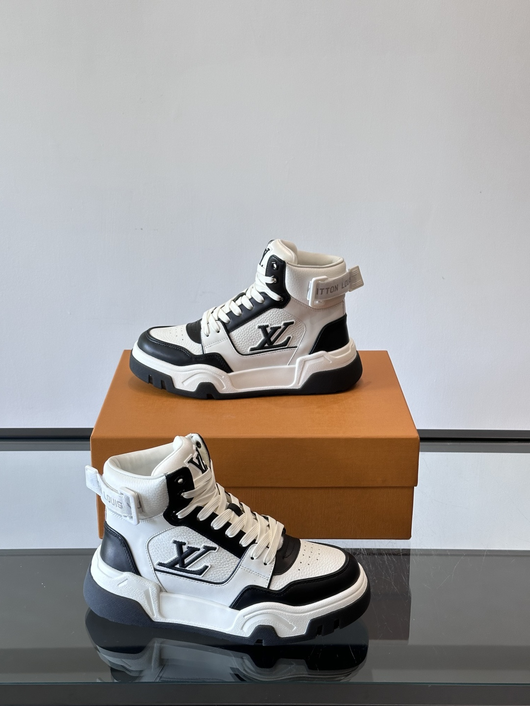 L. v. 男士秋冬厚底高帮休闲运动鞋，2025秀场的潮流风向，鞋面原版印花材质拼接设计，品牌logo装