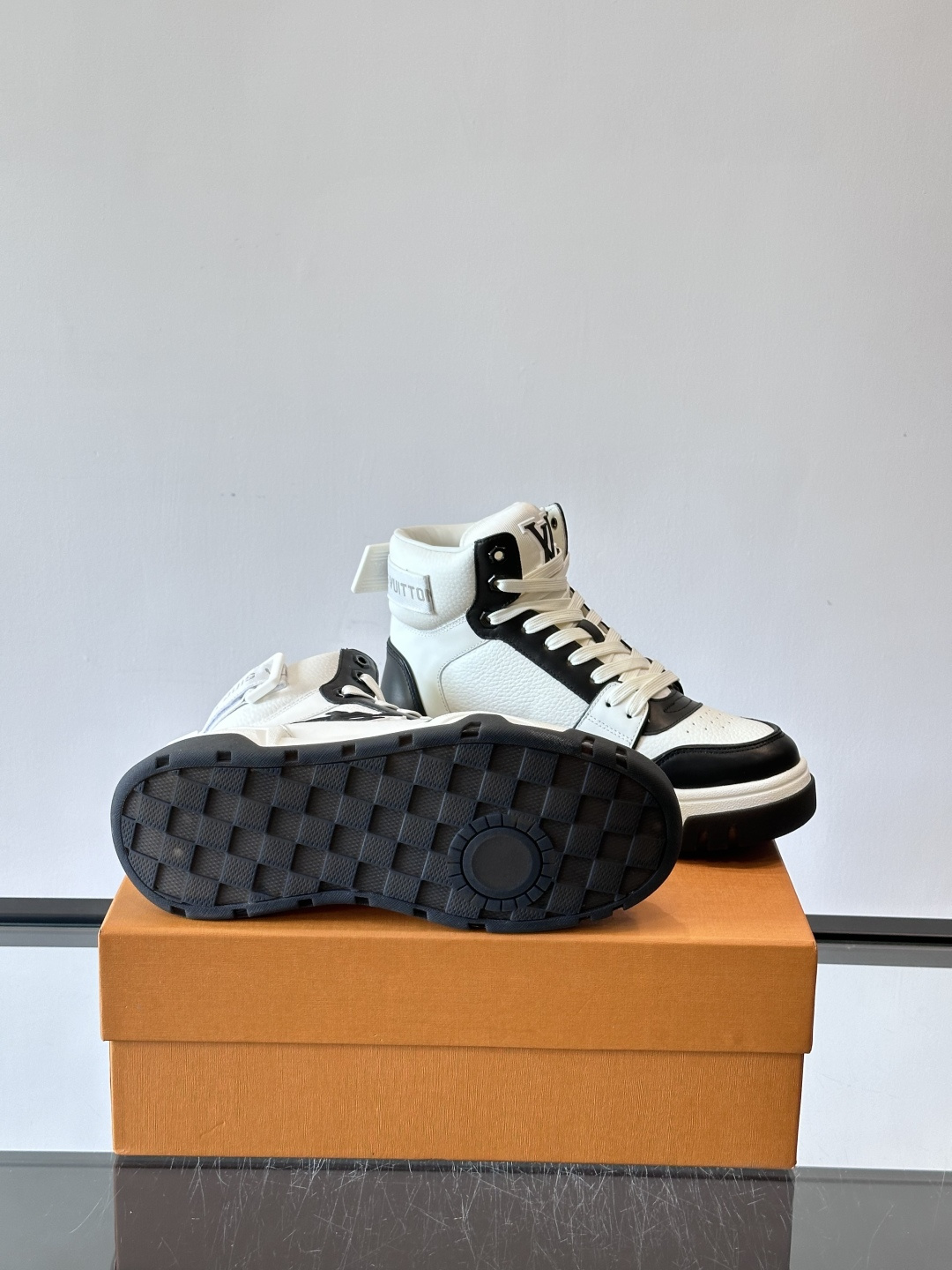 L. v. 男士秋冬厚底高帮休闲运动鞋，2025秀场的潮流风向，鞋面原版印花材质拼接设计，品牌logo装