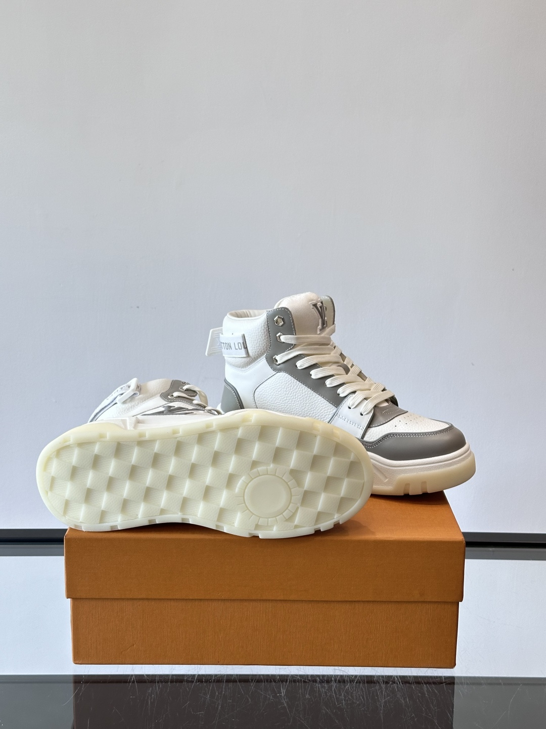 L. v. 男士秋冬厚底高帮休闲运动鞋，2025秀场的潮流风向，鞋面原版印花材质拼接设计，品牌logo装