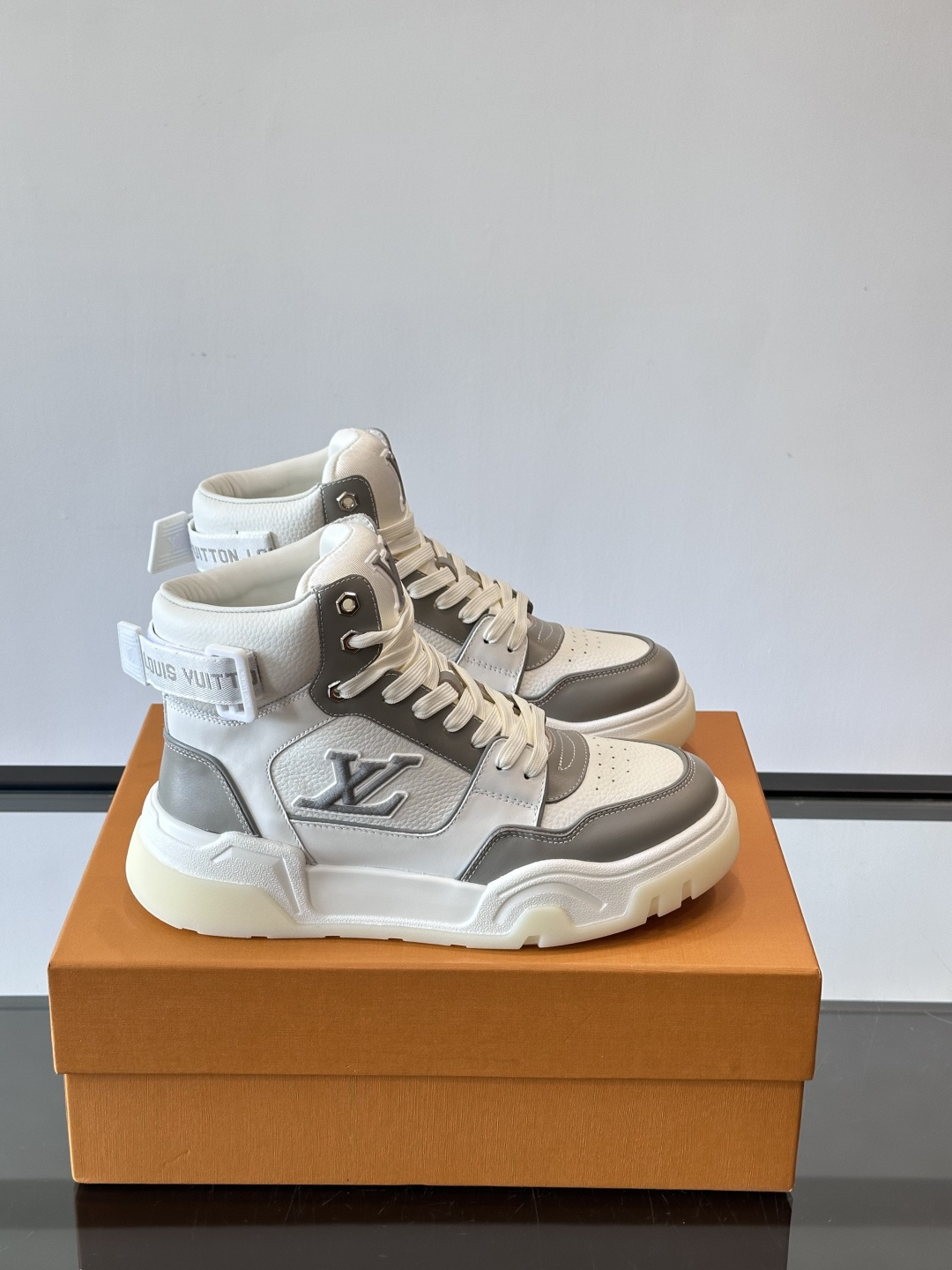 L. v. 男士秋冬厚底高帮休闲运动鞋，2025秀场的潮流风向，鞋面原版印花材质拼接设计，品牌logo装