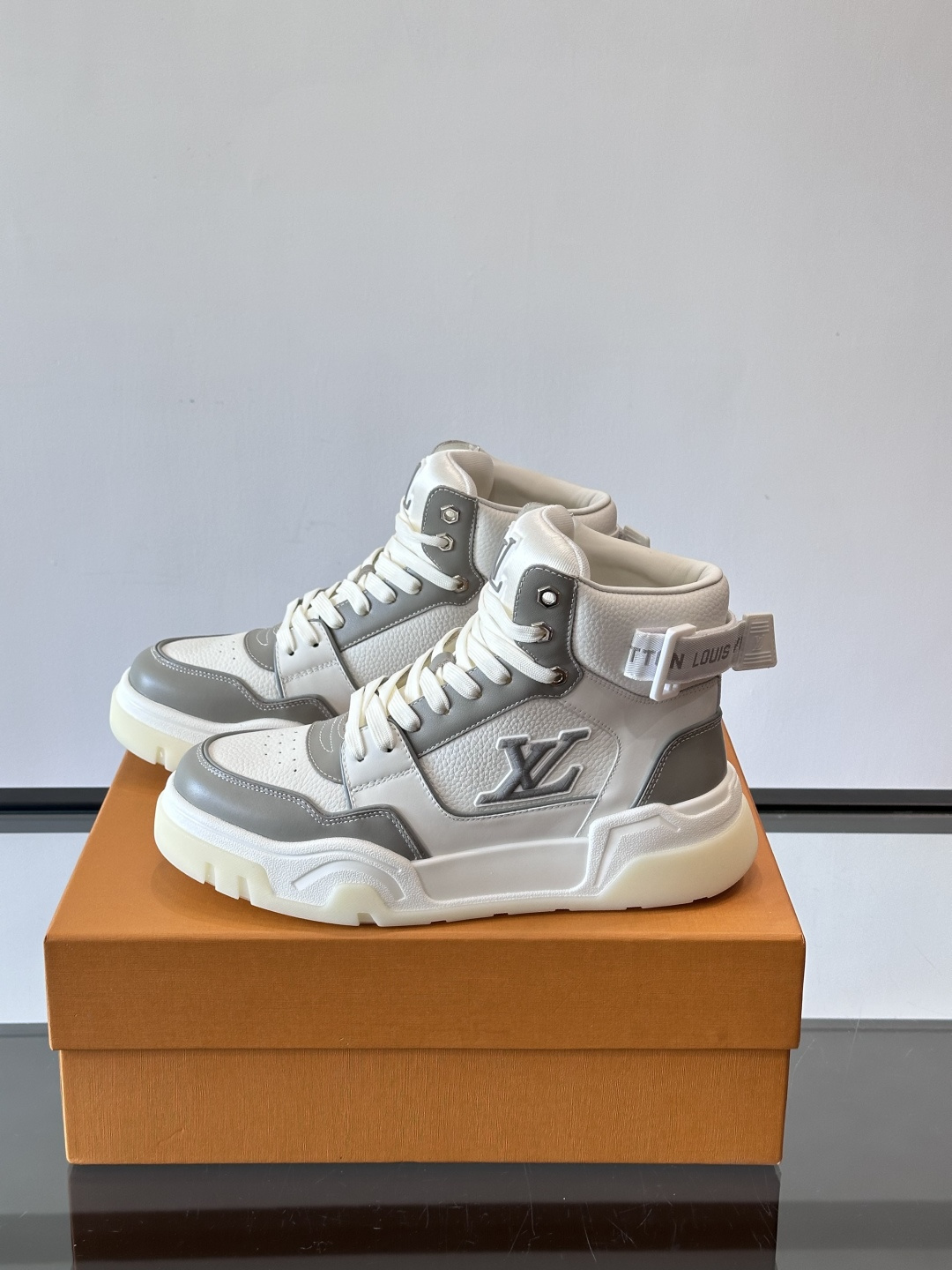 L. v. 男士秋冬厚底高帮休闲运动鞋，2025秀场的潮流风向，鞋面原版印花材质拼接设计，品牌logo装