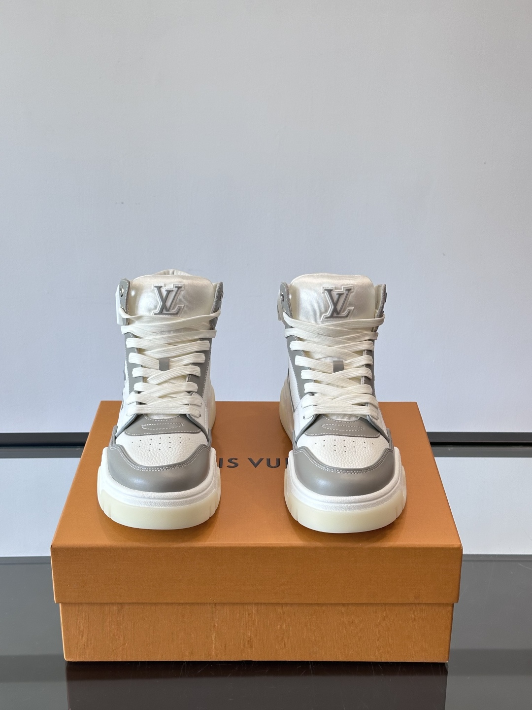 L. v. 男士秋冬厚底高帮休闲运动鞋，2025秀场的潮流风向，鞋面原版印花材质拼接设计，品牌logo装