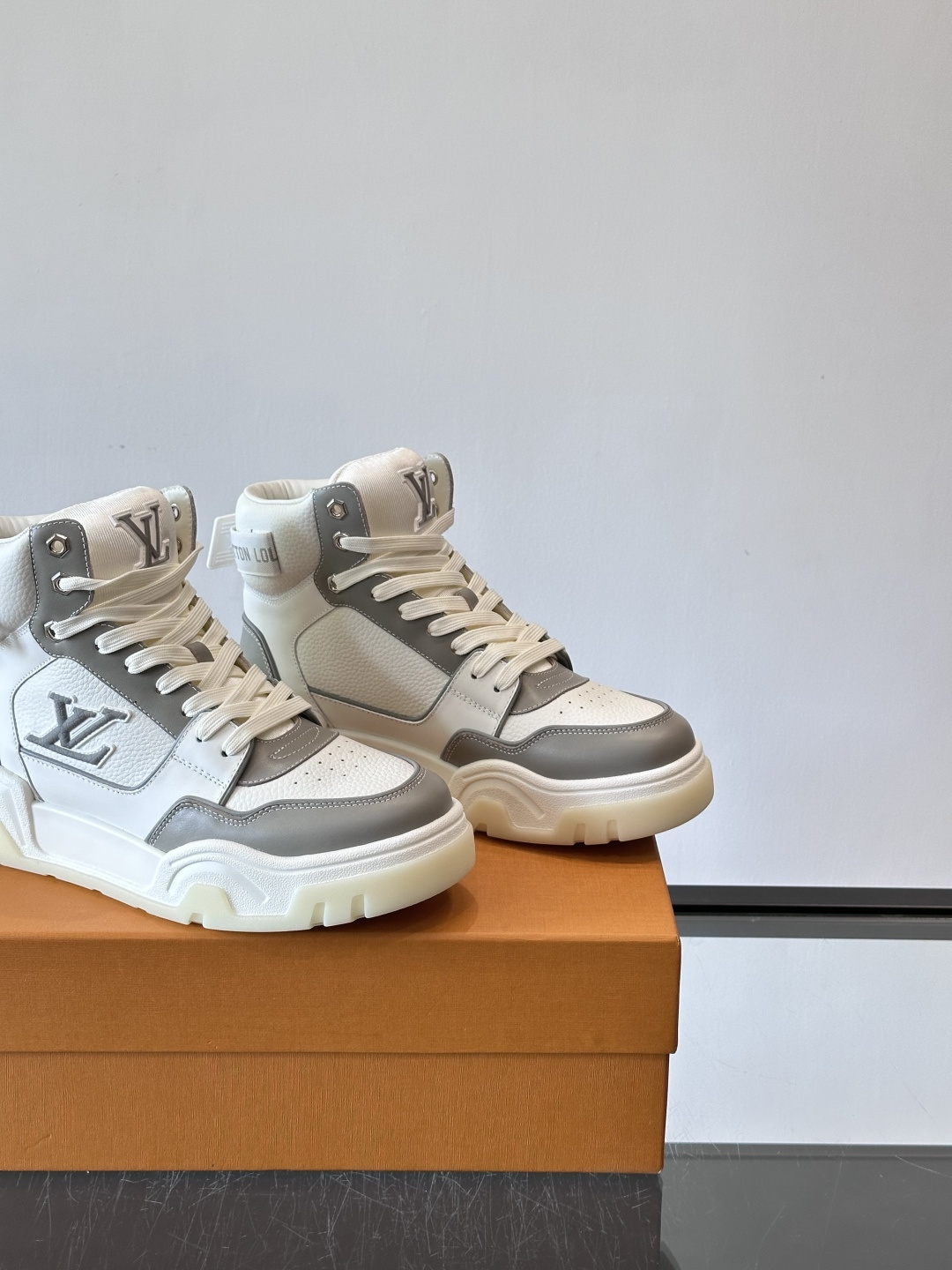 L. v. 男士秋冬厚底高帮休闲运动鞋，2025秀场的潮流风向，鞋面原版印花材质拼接设计，品牌logo装