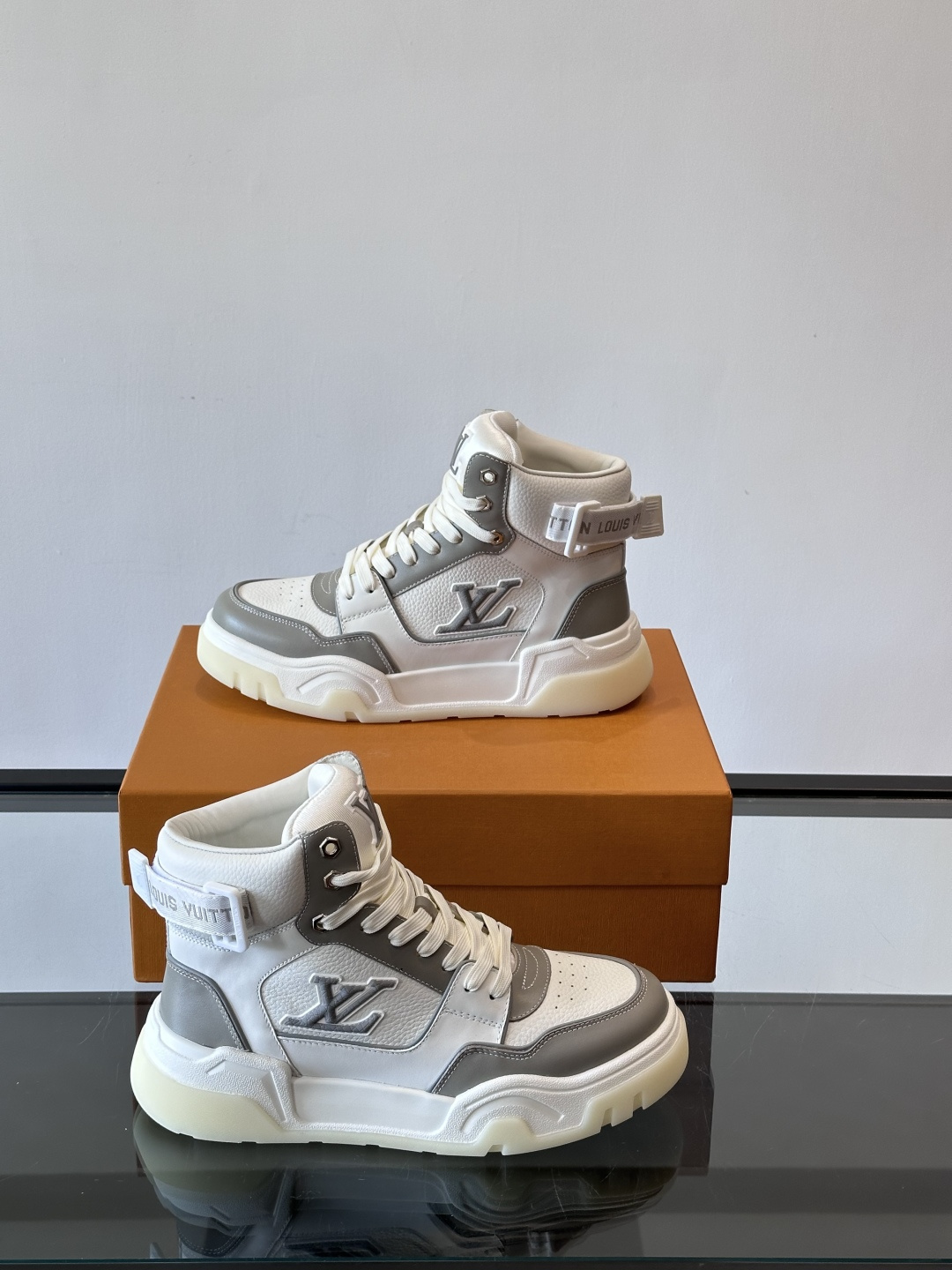 L. v. 男士秋冬厚底高帮休闲运动鞋，2025秀场的潮流风向，鞋面原版印花材质拼接设计，品牌logo装