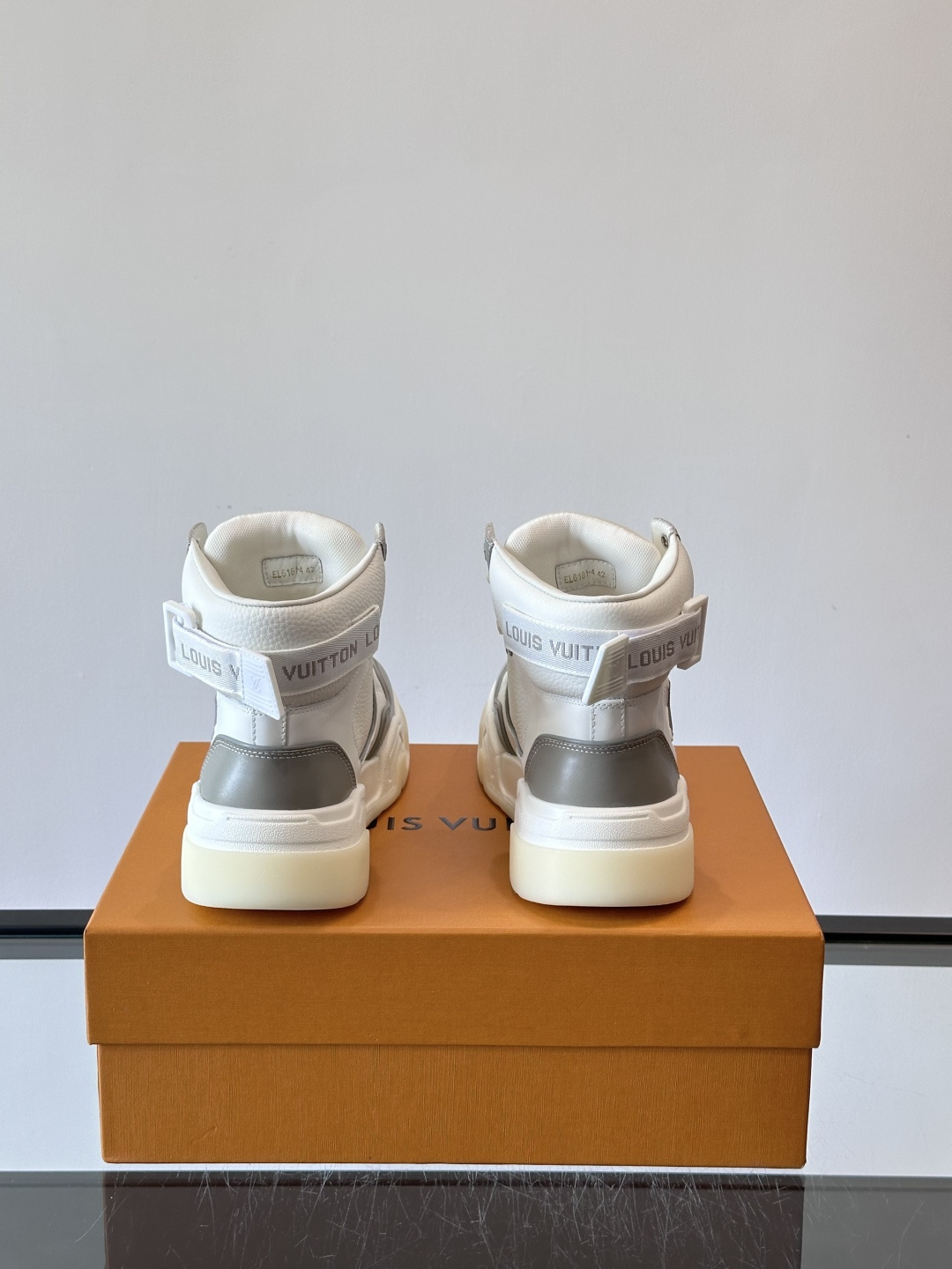 L. v. 男士秋冬厚底高帮休闲运动鞋，2025秀场的潮流风向，鞋面原版印花材质拼接设计，品牌logo装
