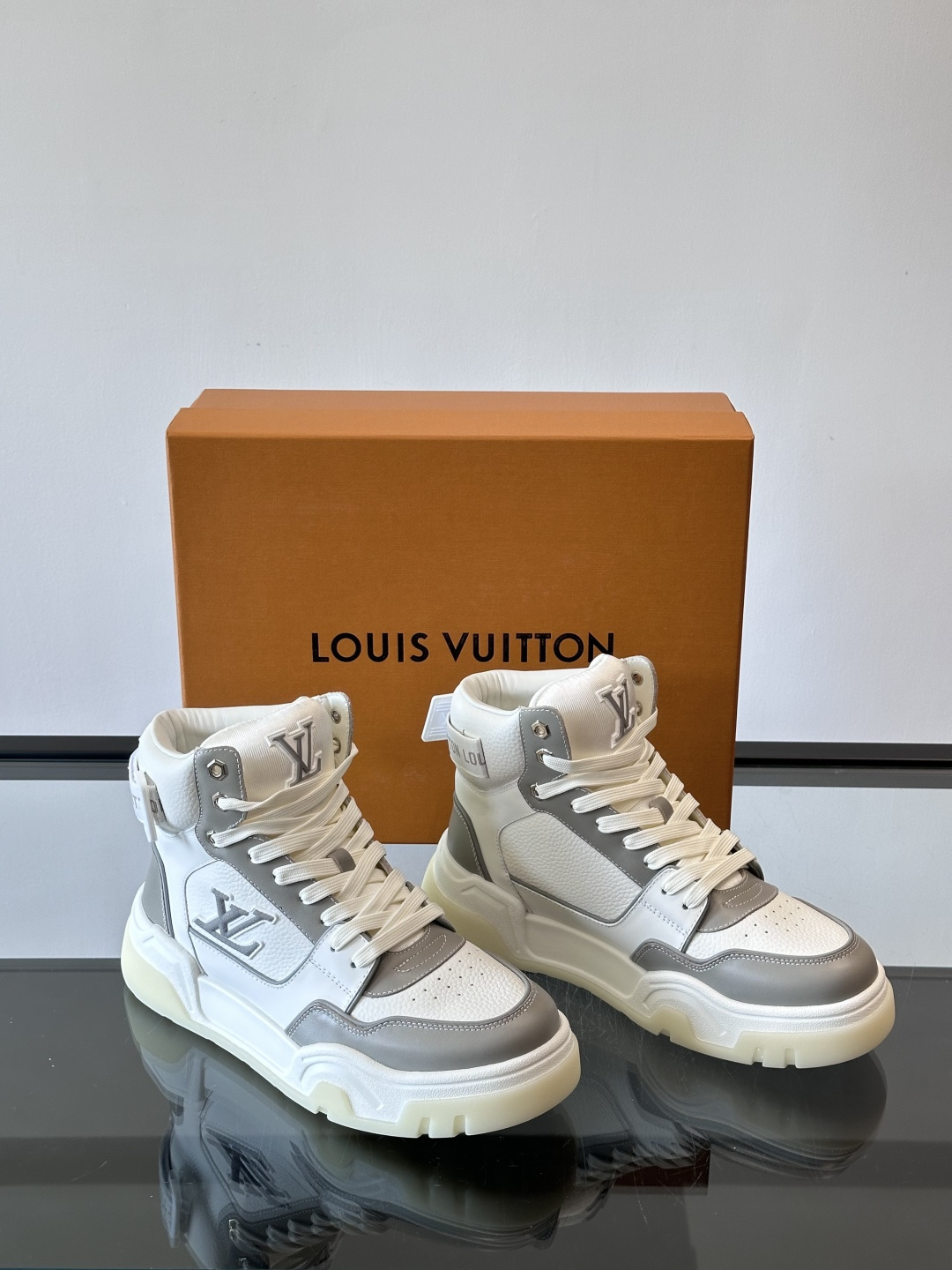 L. v. 男士秋冬厚底高帮休闲运动鞋，2025秀场的潮流风向，鞋面原版印花材质拼接设计，品牌logo装