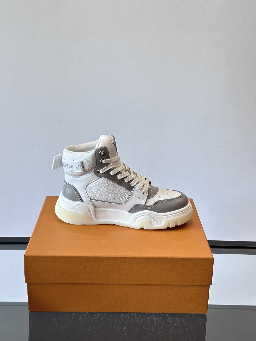 L. v. 男士秋冬厚底高帮休闲运动鞋，2025秀场的潮流风向，鞋面原版印花材质拼接设计，品牌logo装