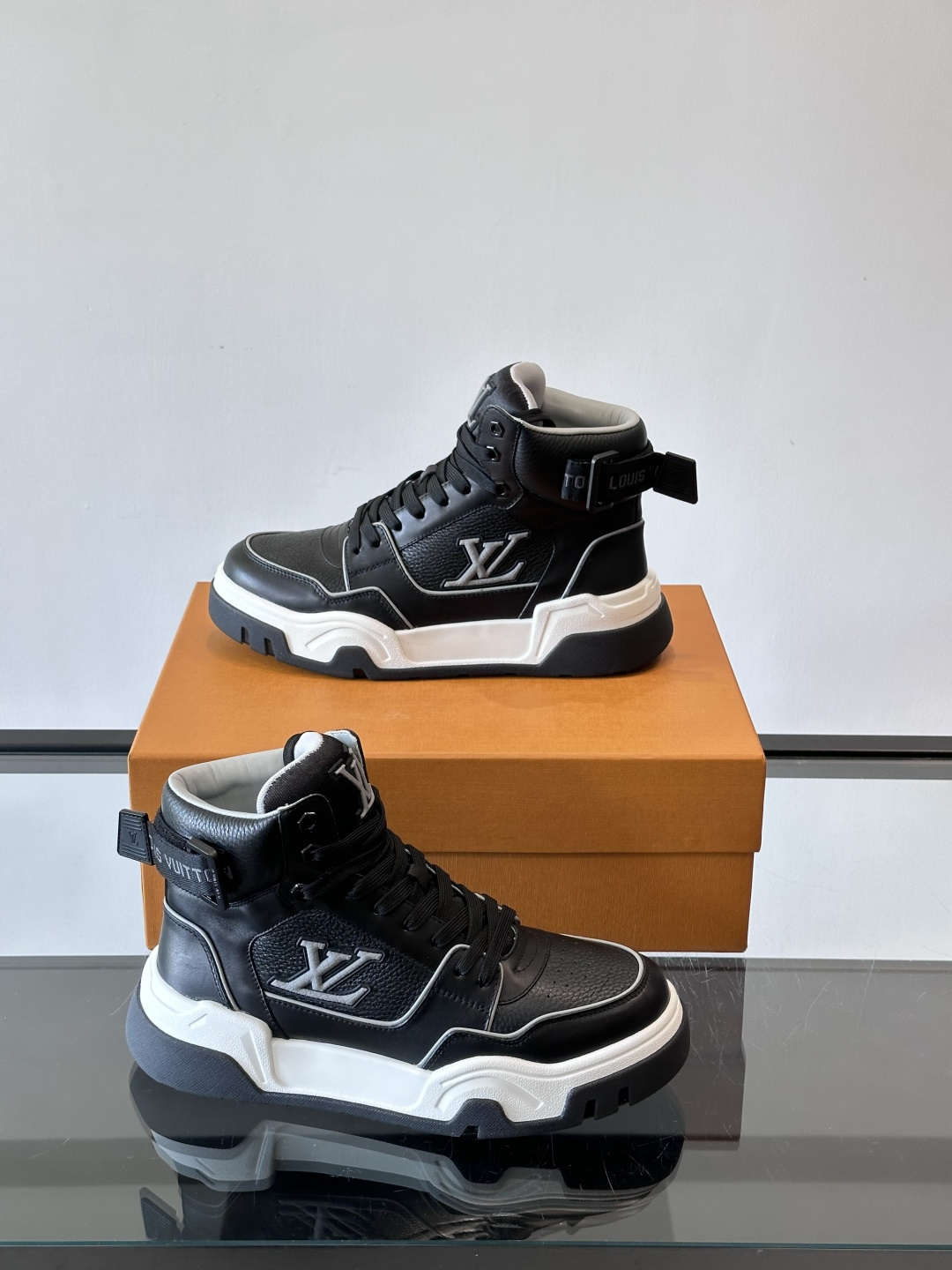L. v. 男士秋冬厚底高帮休闲运动鞋，2025秀场的潮流风向，鞋面原版印花材质拼接设计，品牌logo装