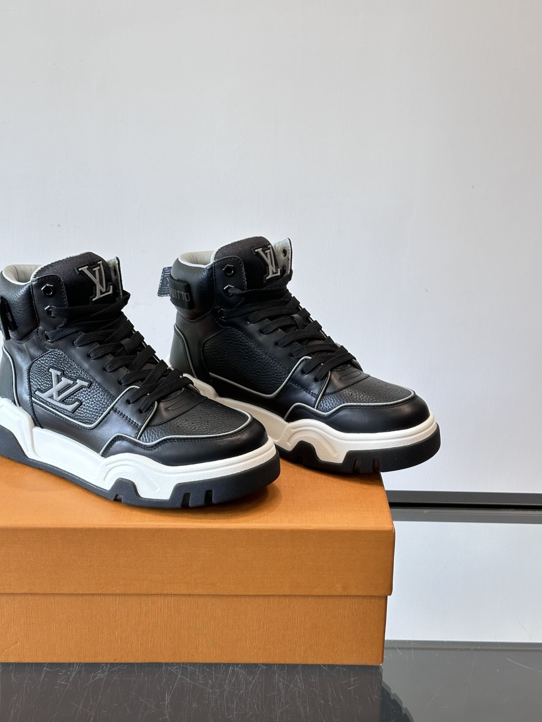 L. v. 男士秋冬厚底高帮休闲运动鞋，2025秀场的潮流风向，鞋面原版印花材质拼接设计，品牌logo装