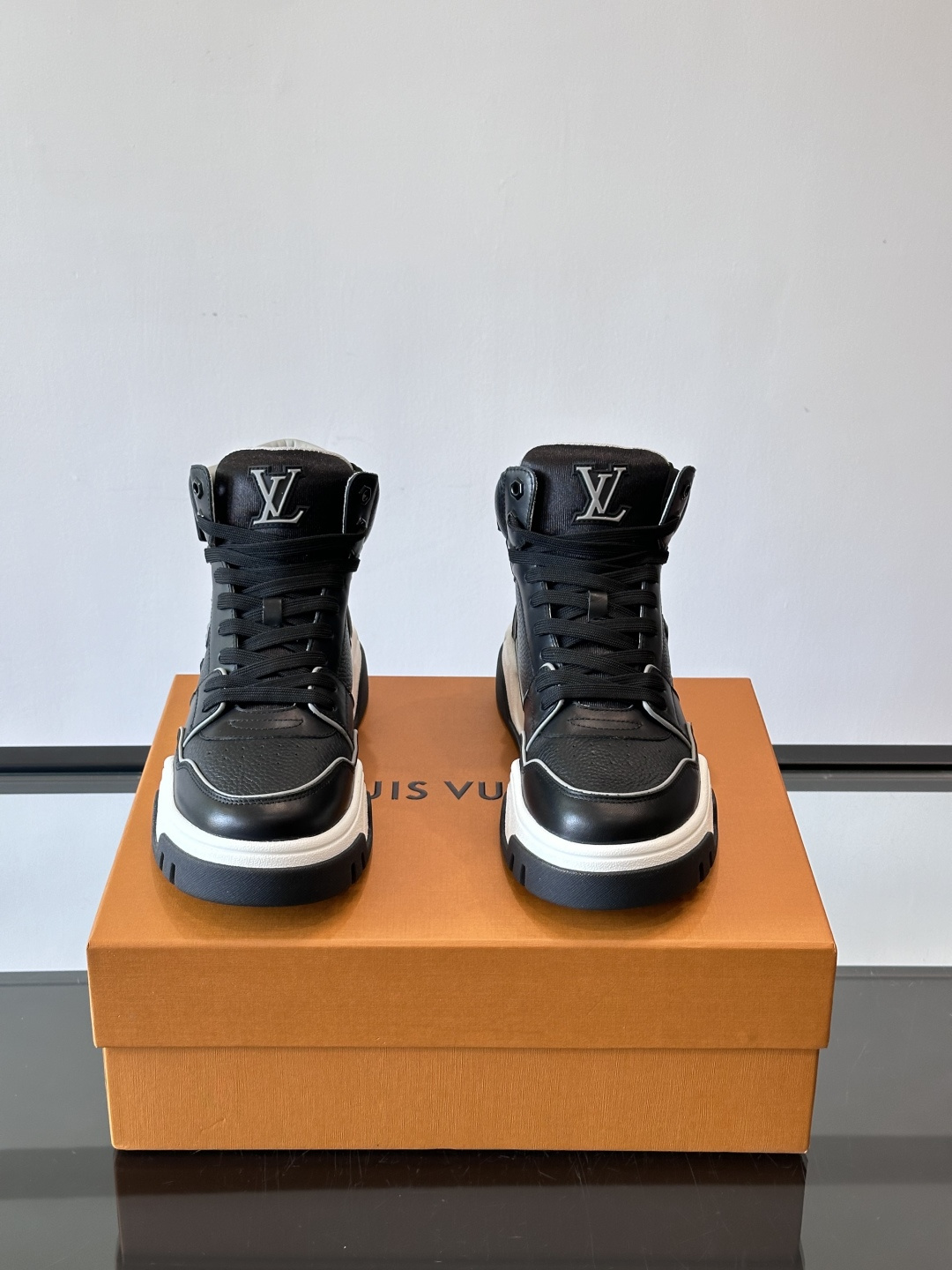 L. v. 男士秋冬厚底高帮休闲运动鞋，2025秀场的潮流风向，鞋面原版印花材质拼接设计，品牌logo装