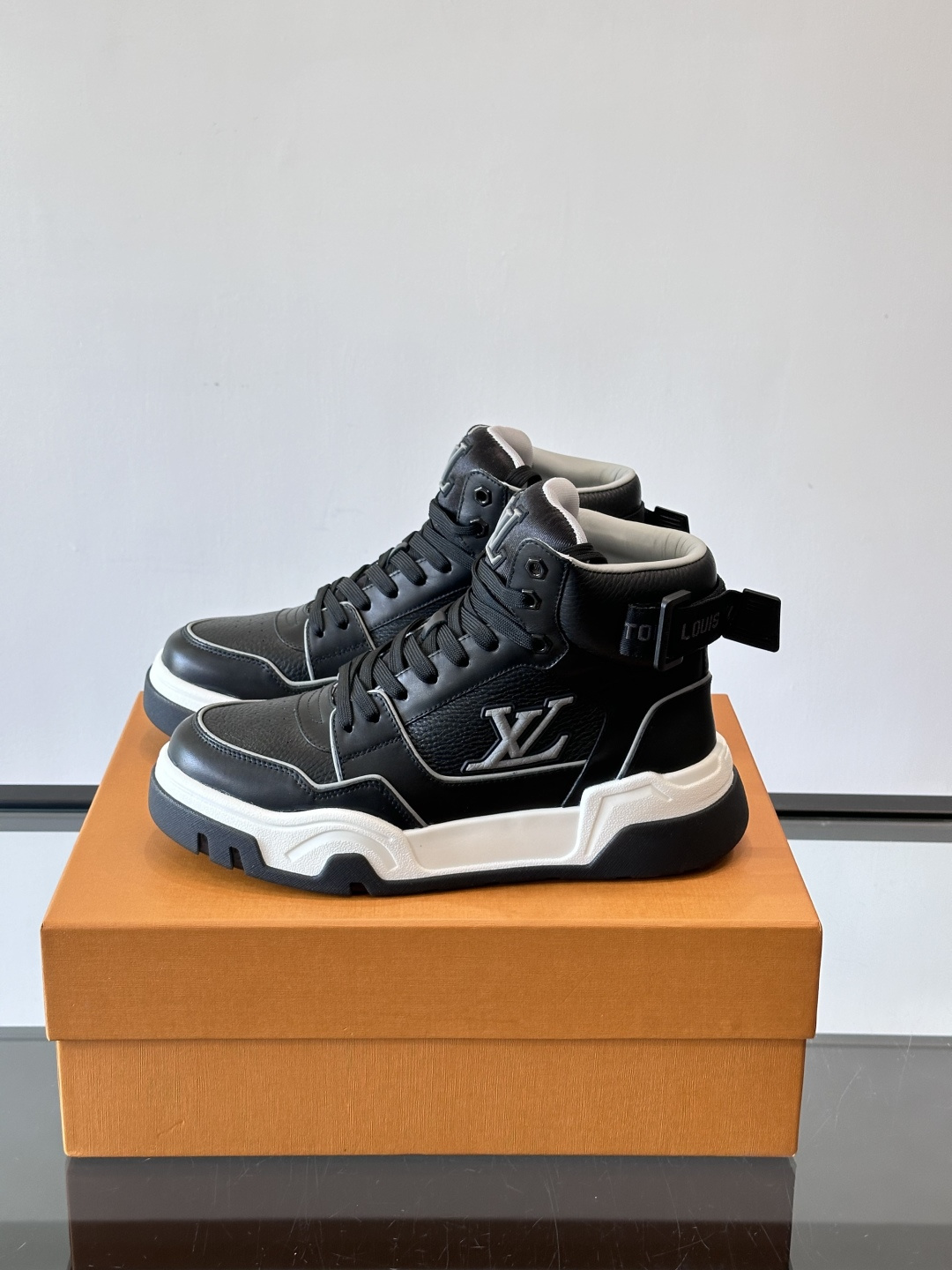 L. v. 男士秋冬厚底高帮休闲运动鞋，2025秀场的潮流风向，鞋面原版印花材质拼接设计，品牌logo装