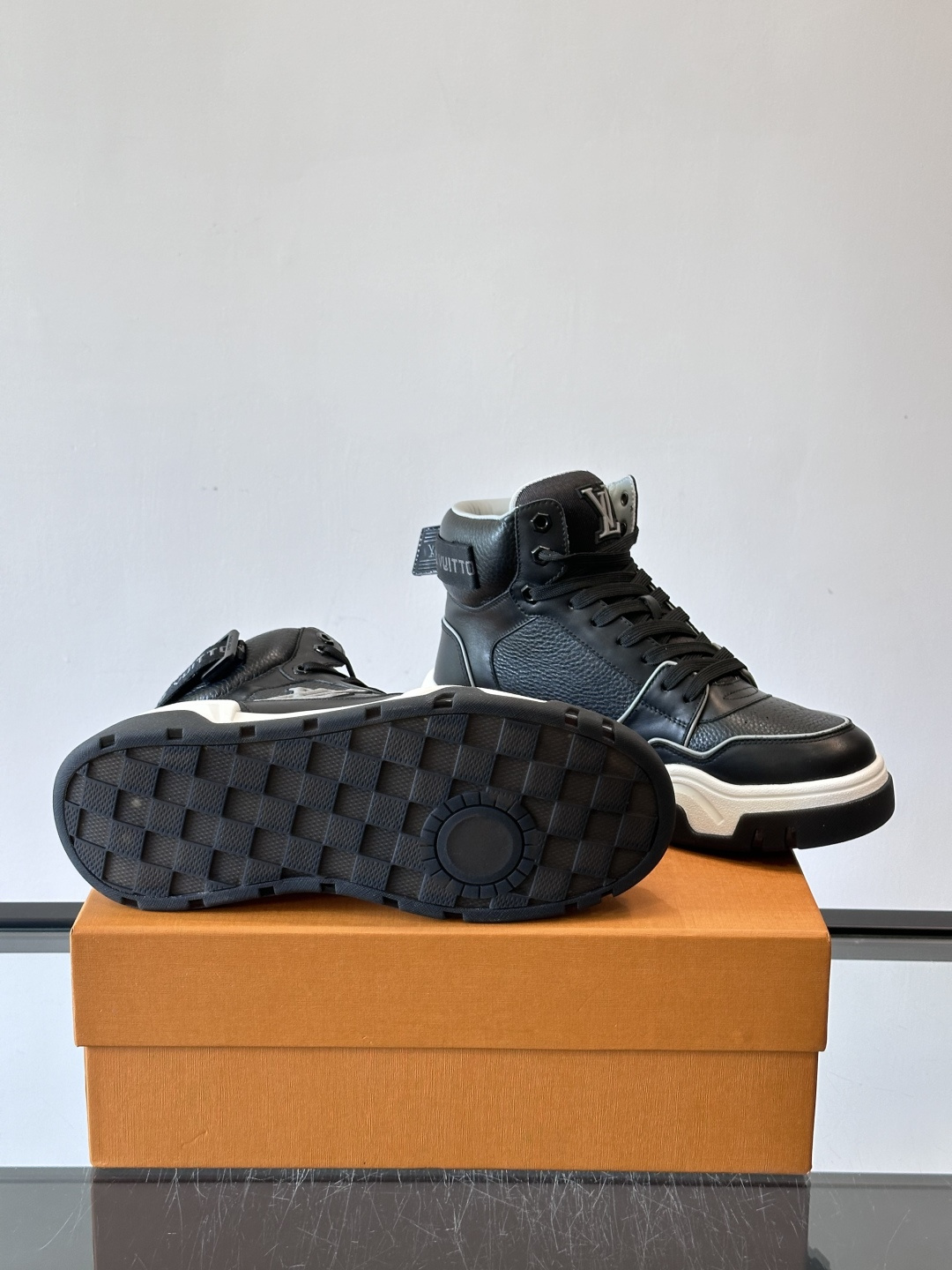 L. v. 男士秋冬厚底高帮休闲运动鞋，2025秀场的潮流风向，鞋面原版印花材质拼接设计，品牌logo装