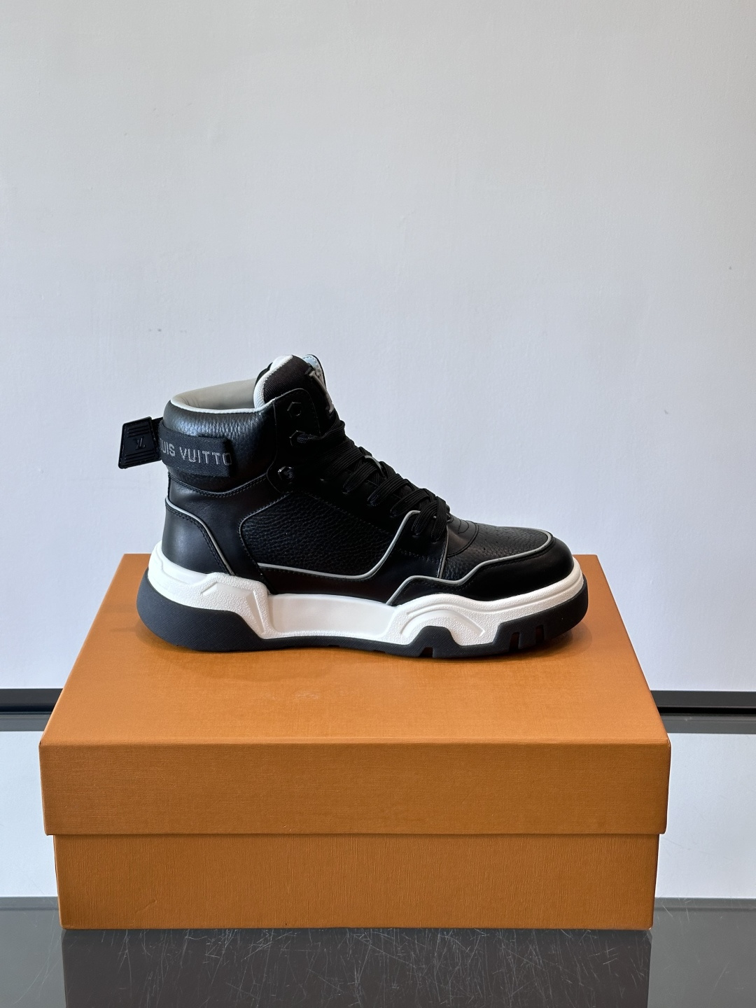 L. v. 男士秋冬厚底高帮休闲运动鞋，2025秀场的潮流风向，鞋面原版印花材质拼接设计，品牌logo装
