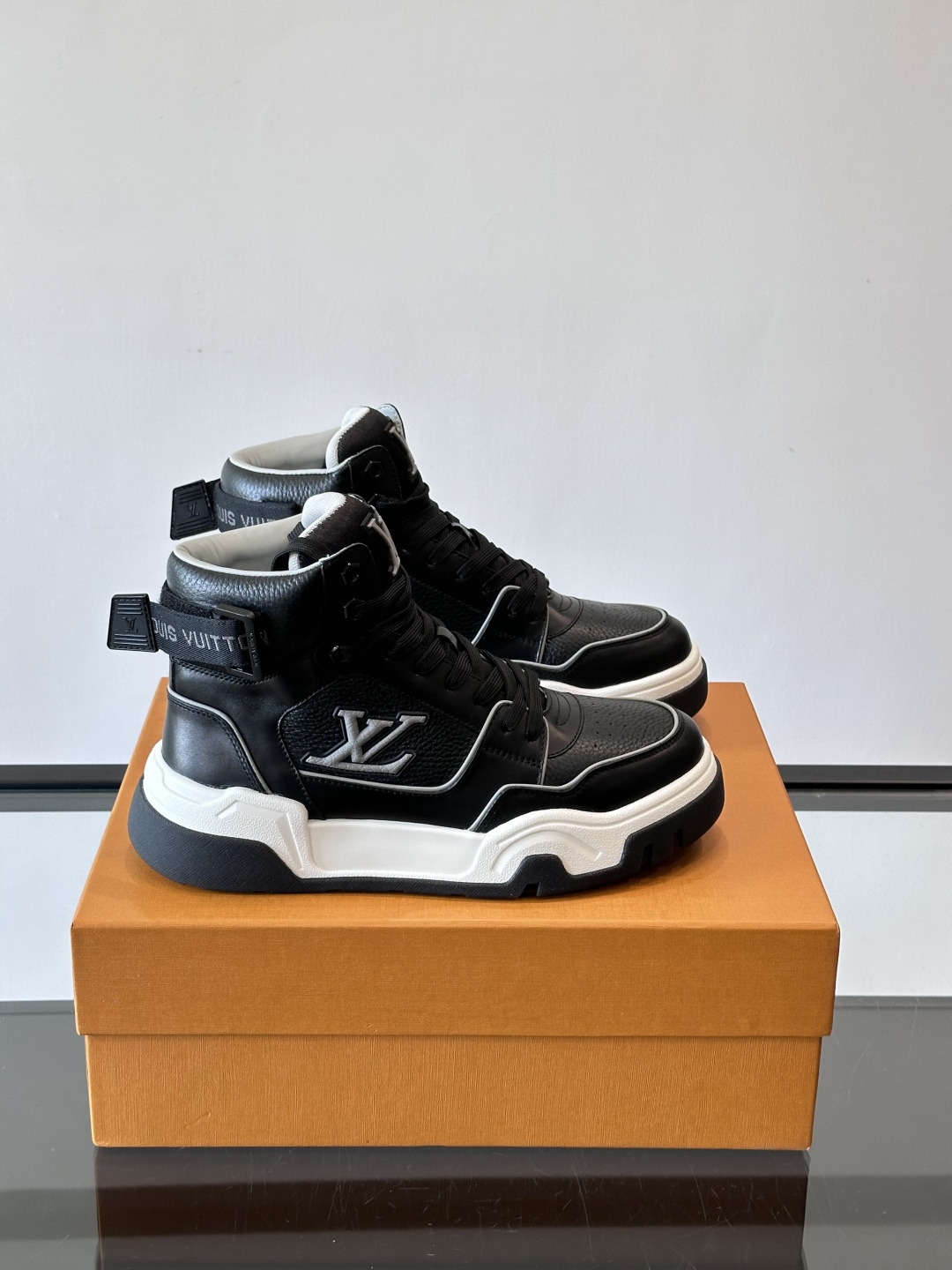 NO:604005,L. v. men's autumn and winter thick-soled high-top casual sports shoes, the trend of the 2025 show, with original printed material splicing design on the upper, brand logo decoration, full of exquisite details, lightweight foam outsole, comfortable underfoot, thick sole increased by 5 cm, full of aura!  YuanSize38-44 (45 customized), Louis Vuitton, Louis Vuitton, sneakers19860909L. v. 男士秋冬厚底高帮休闲运动鞋,2025秀场的潮流风向,鞋面原版印花材质拼接设计,品牌logo装饰,细节精致度拉满,轻质发泡大底脚感舒适,厚底增高5公分,气场十足！ 元Size38-44（45定做）,路易威登,louis vuitton,sneakers,Men's shoes