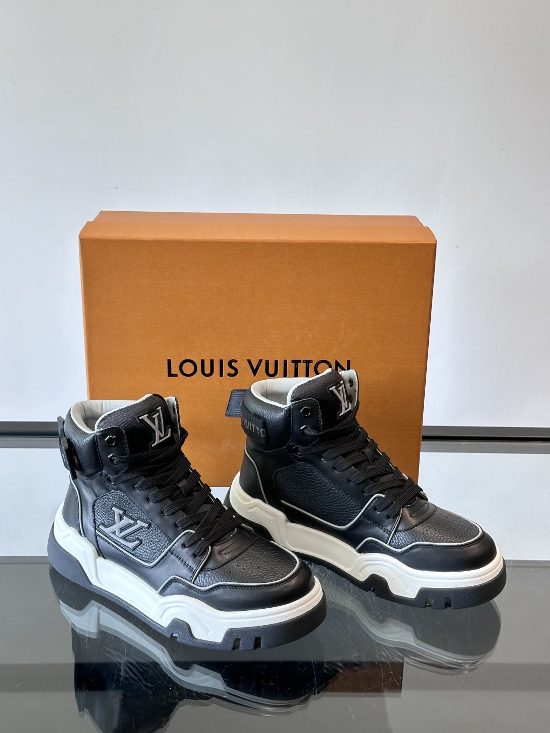 L. v. 男士秋冬厚底高帮休闲运动鞋，2025秀场的潮流风向，鞋面原版印花材质拼接设计，品牌logo装