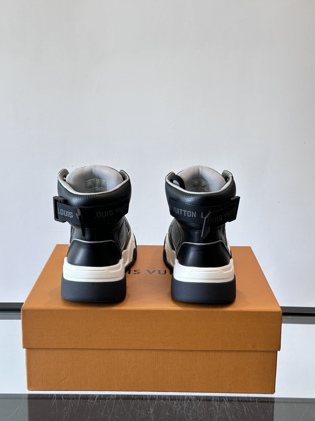 L. v. 男士秋冬厚底高帮休闲运动鞋，2025秀场的潮流风向，鞋面原版印花材质拼接设计，品牌logo装