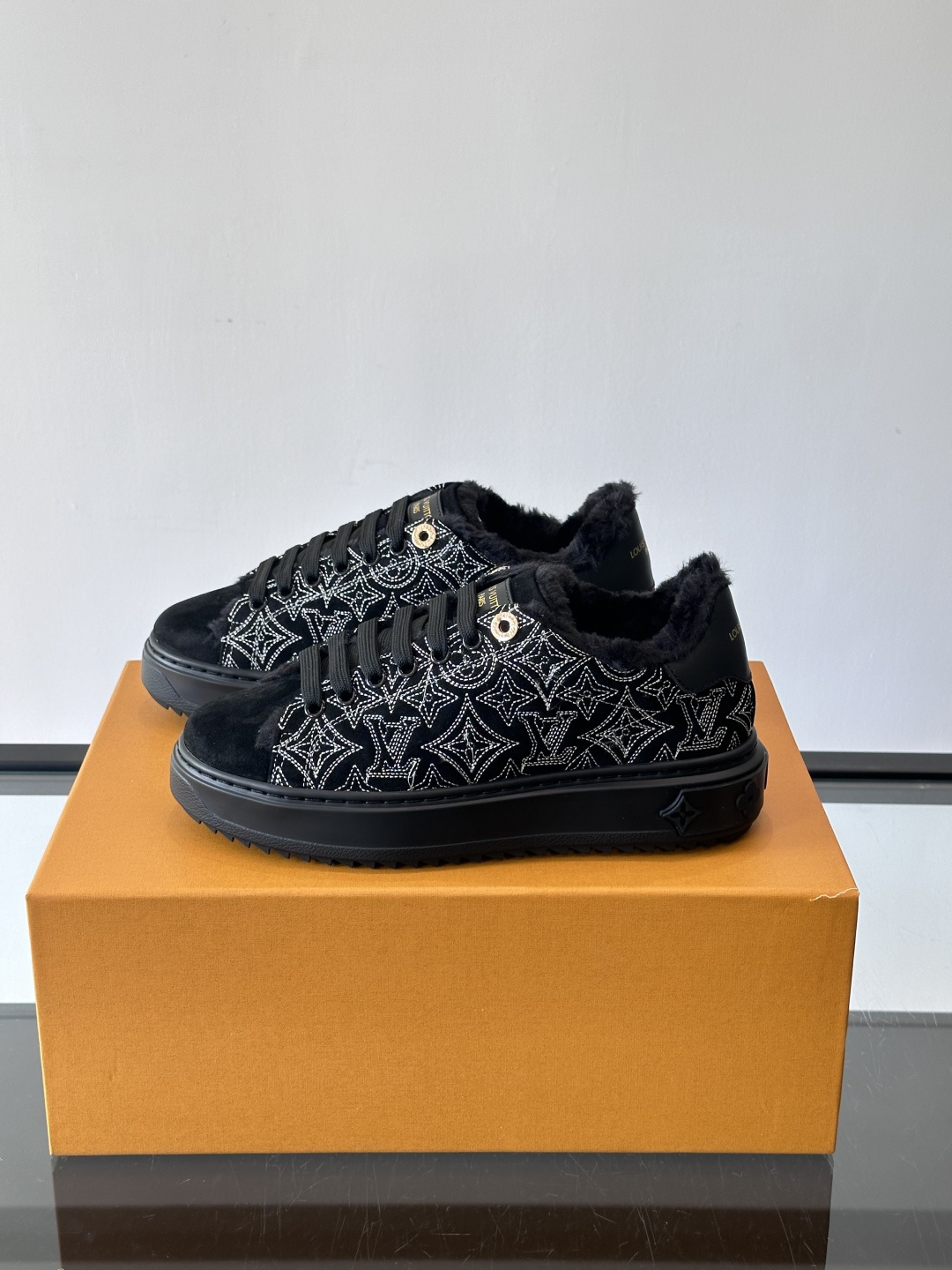 LV Time Out羊毛运动鞋，2025秋冬系列，鞋面是优质绒面小牛皮，搭配Monogram老花刺绣，