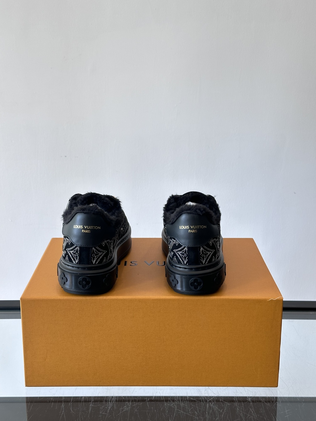 LV Time Out羊毛运动鞋，2025秋冬系列，鞋面是优质绒面小牛皮，搭配Monogram老花刺绣，