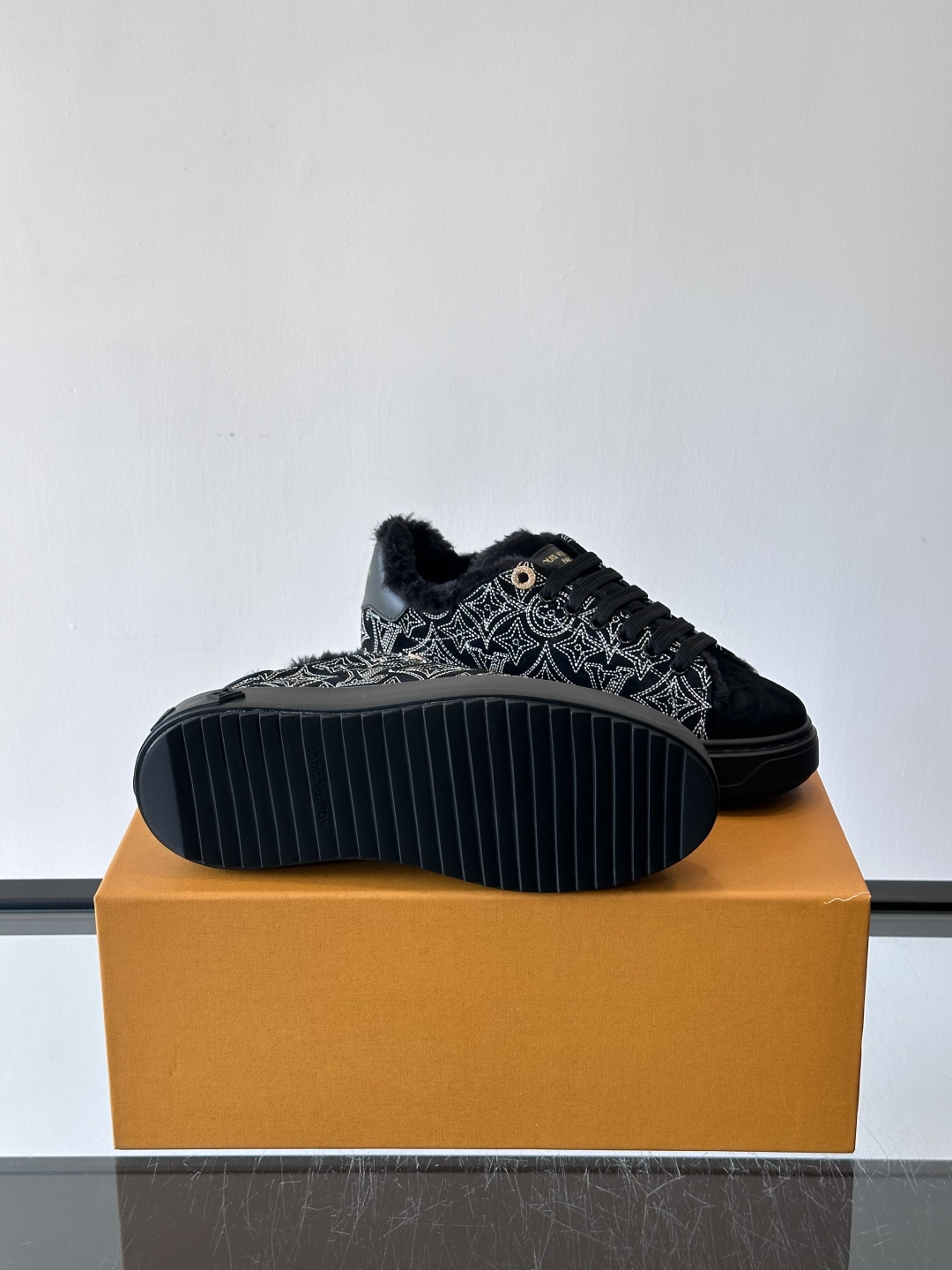 LV Time Out羊毛运动鞋，2025秋冬系列，鞋面是优质绒面小牛皮，搭配Monogram老花刺绣，