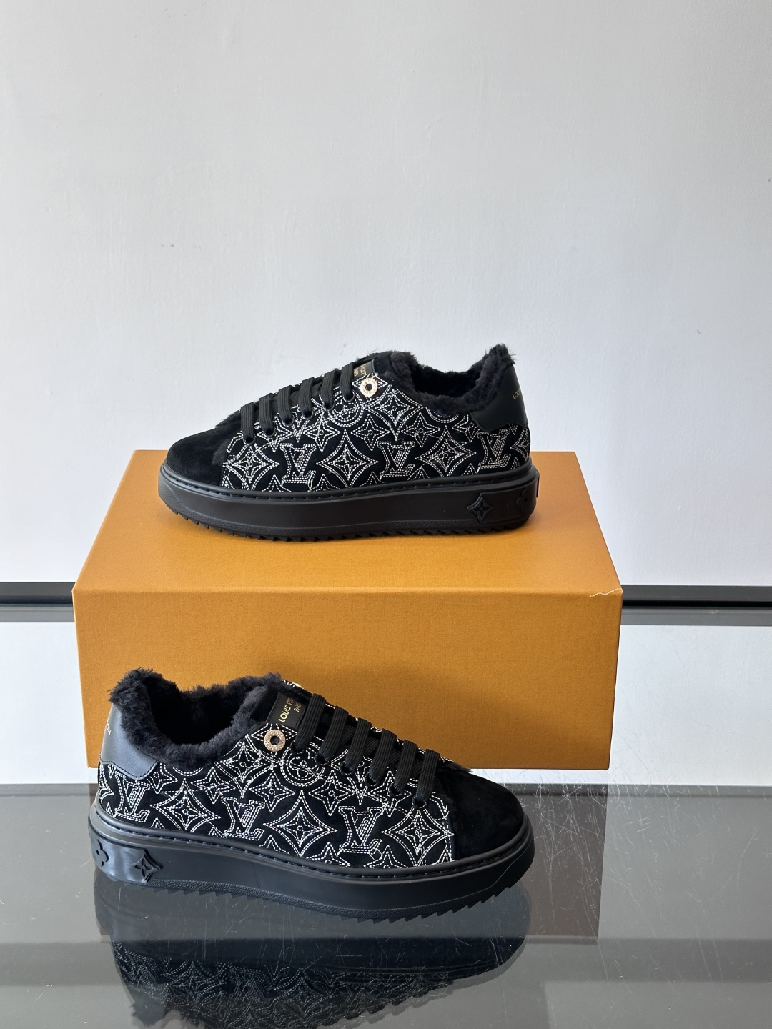 LV Time Out羊毛运动鞋，2025秋冬系列，鞋面是优质绒面小牛皮，搭配Monogram老花刺绣，