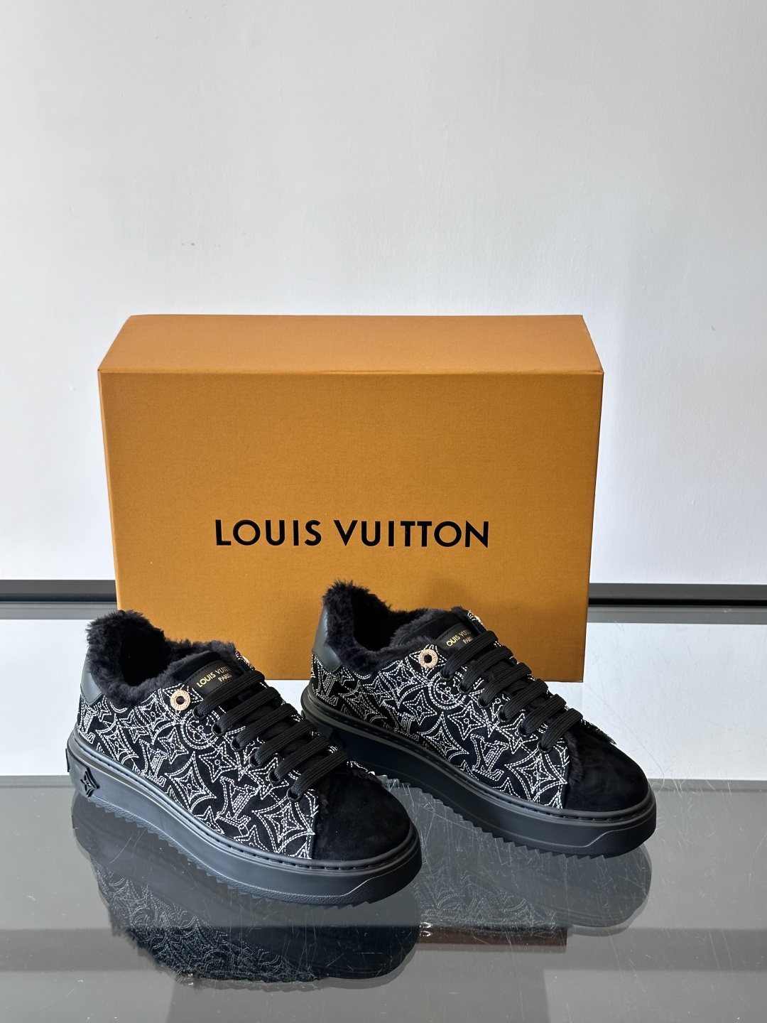 LV Time Out羊毛运动鞋，2025秋冬系列，鞋面是优质绒面小牛皮，搭配Monogram老花刺绣，