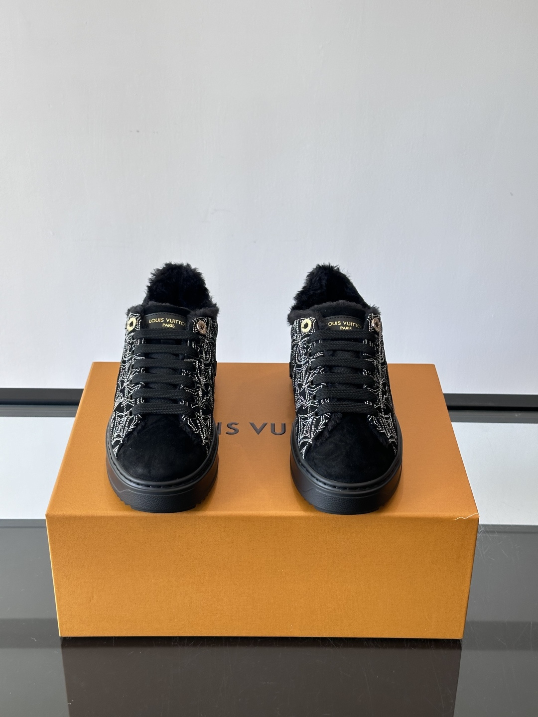 LV Time Out羊毛运动鞋，2025秋冬系列，鞋面是优质绒面小牛皮，搭配Monogram老花刺绣，