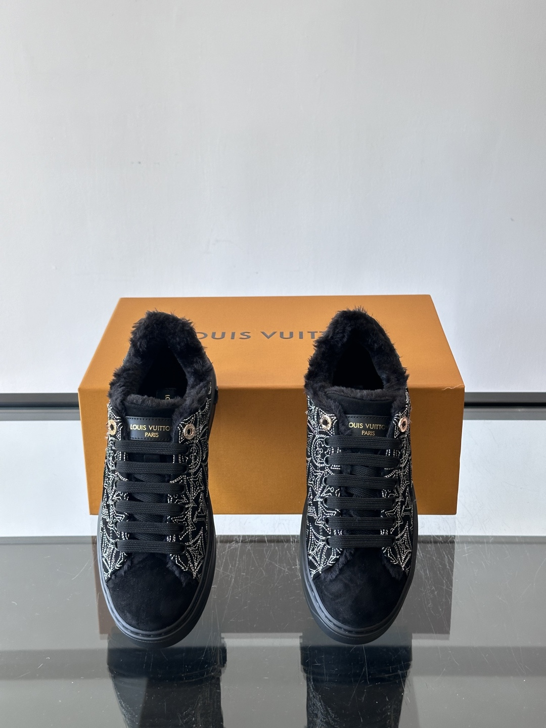 LV Time Out羊毛运动鞋，2025秋冬系列，鞋面是优质绒面小牛皮，搭配Monogram老花刺绣，