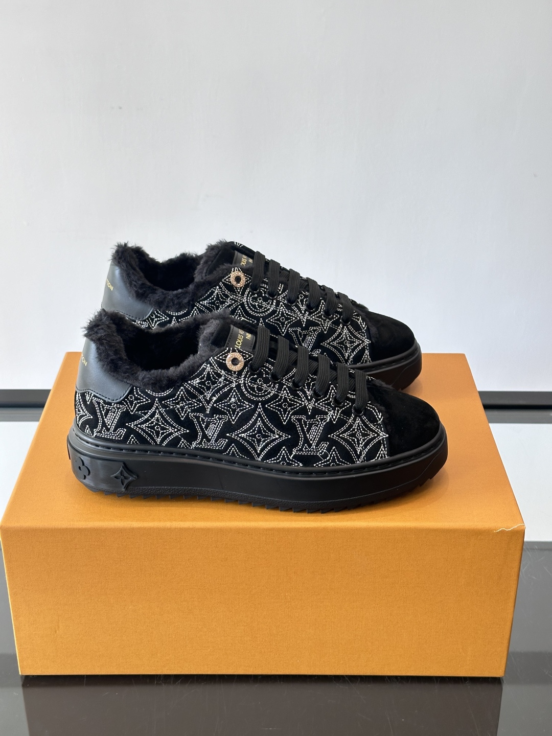 LV Time Out羊毛运动鞋，2025秋冬系列，鞋面是优质绒面小牛皮，搭配Monogram老花刺绣，