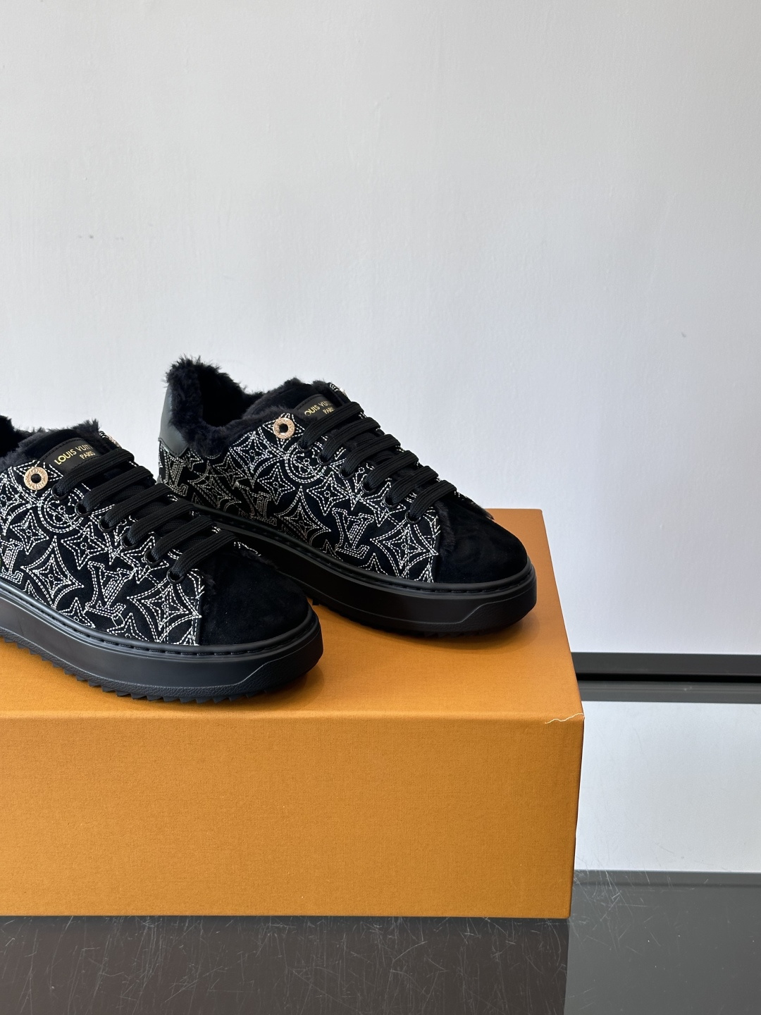 LV Time Out羊毛运动鞋，2025秋冬系列，鞋面是优质绒面小牛皮，搭配Monogram老花刺绣，