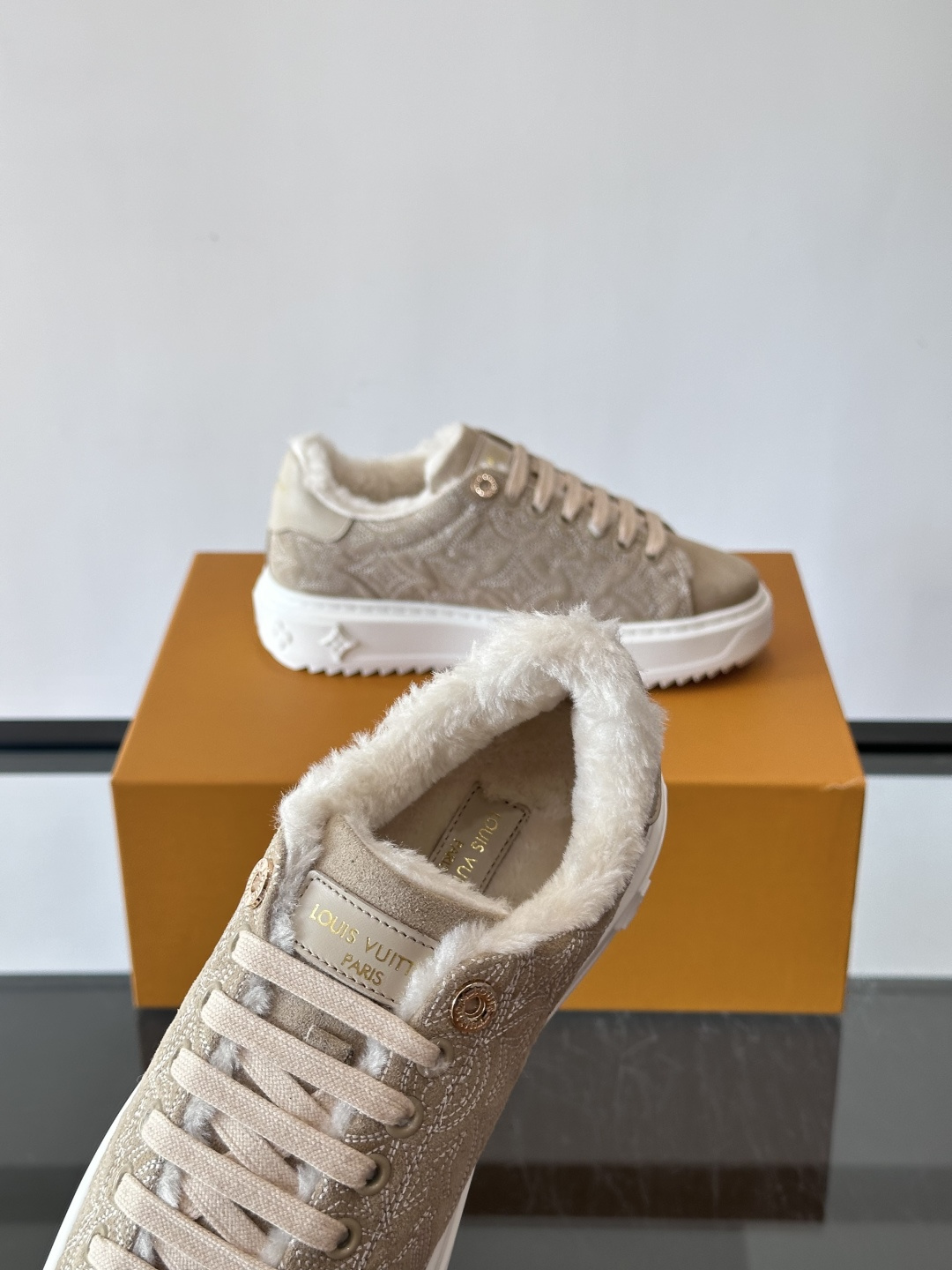LV Time Out羊毛运动鞋，2025秋冬系列，鞋面是优质绒面小牛皮，搭配Monogram老花刺绣，