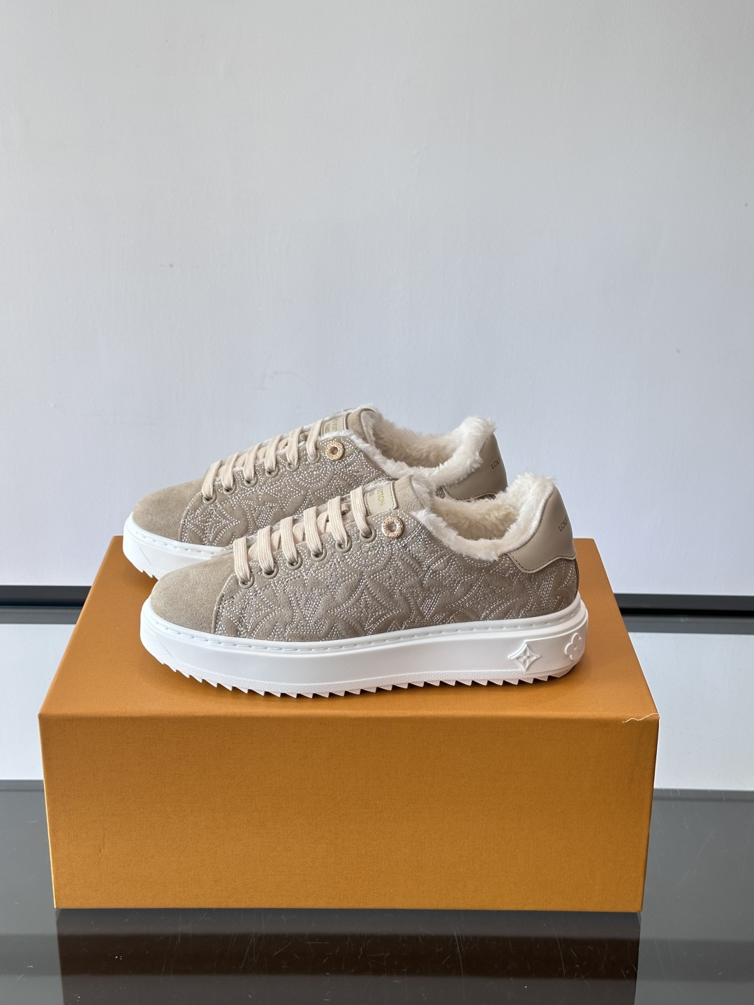 LV Time Out羊毛运动鞋，2025秋冬系列，鞋面是优质绒面小牛皮，搭配Monogram老花刺绣，