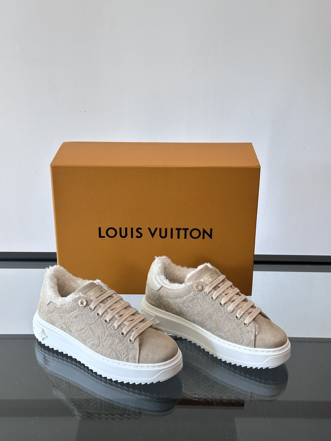 LV Time Out羊毛运动鞋，2025秋冬系列，鞋面是优质绒面小牛皮，搭配Monogram老花刺绣，