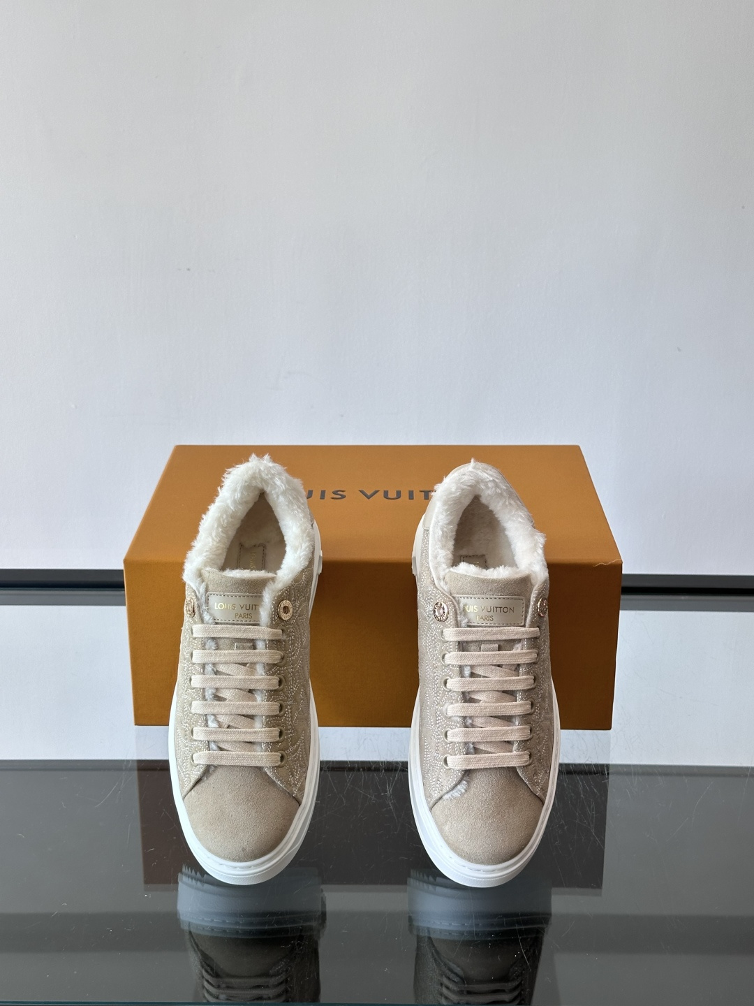 LV Time Out羊毛运动鞋，2025秋冬系列，鞋面是优质绒面小牛皮，搭配Monogram老花刺绣，