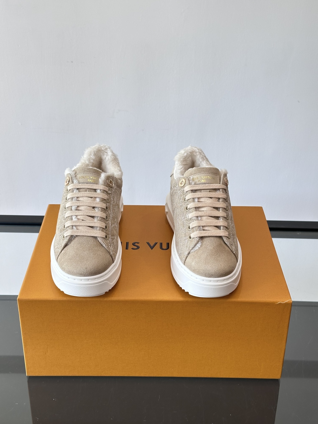 LV Time Out羊毛运动鞋，2025秋冬系列，鞋面是优质绒面小牛皮，搭配Monogram老花刺绣，