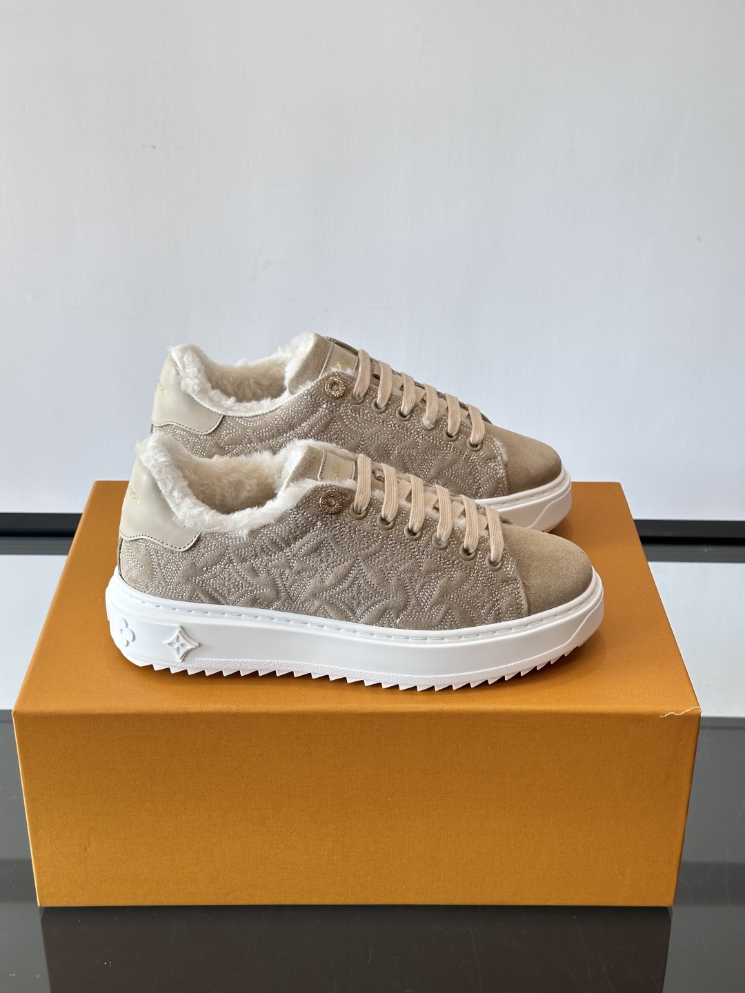 LV Time Out羊毛运动鞋，2025秋冬系列，鞋面是优质绒面小牛皮，搭配Monogram老花刺绣，