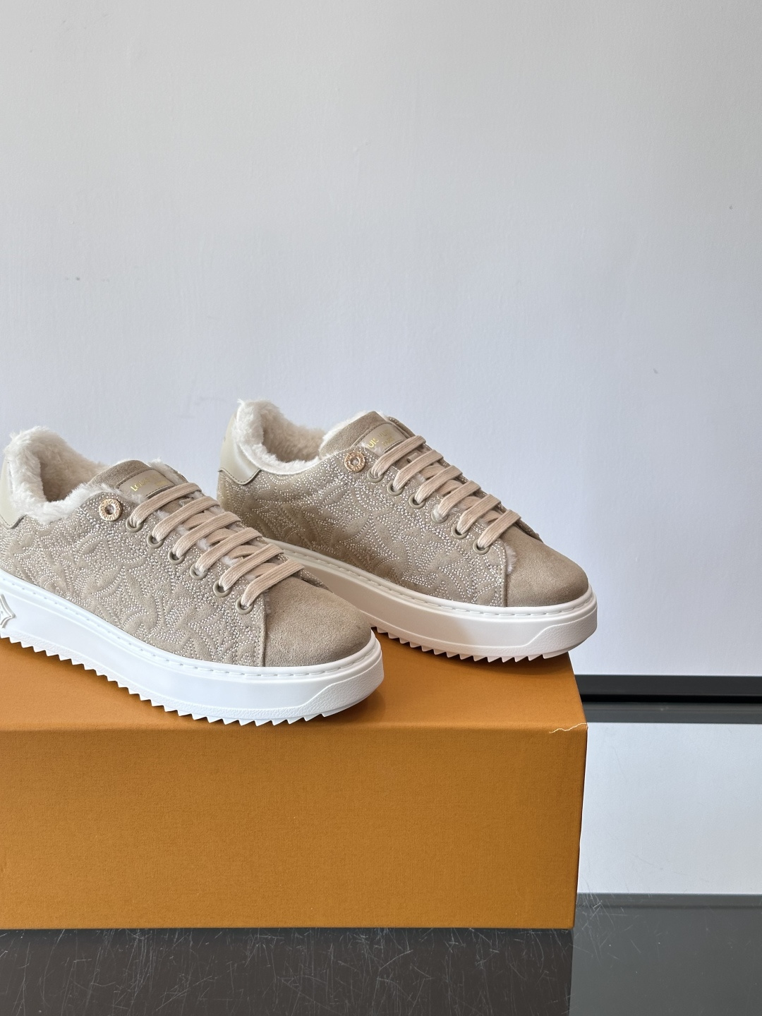 LV Time Out羊毛运动鞋，2025秋冬系列，鞋面是优质绒面小牛皮，搭配Monogram老花刺绣，