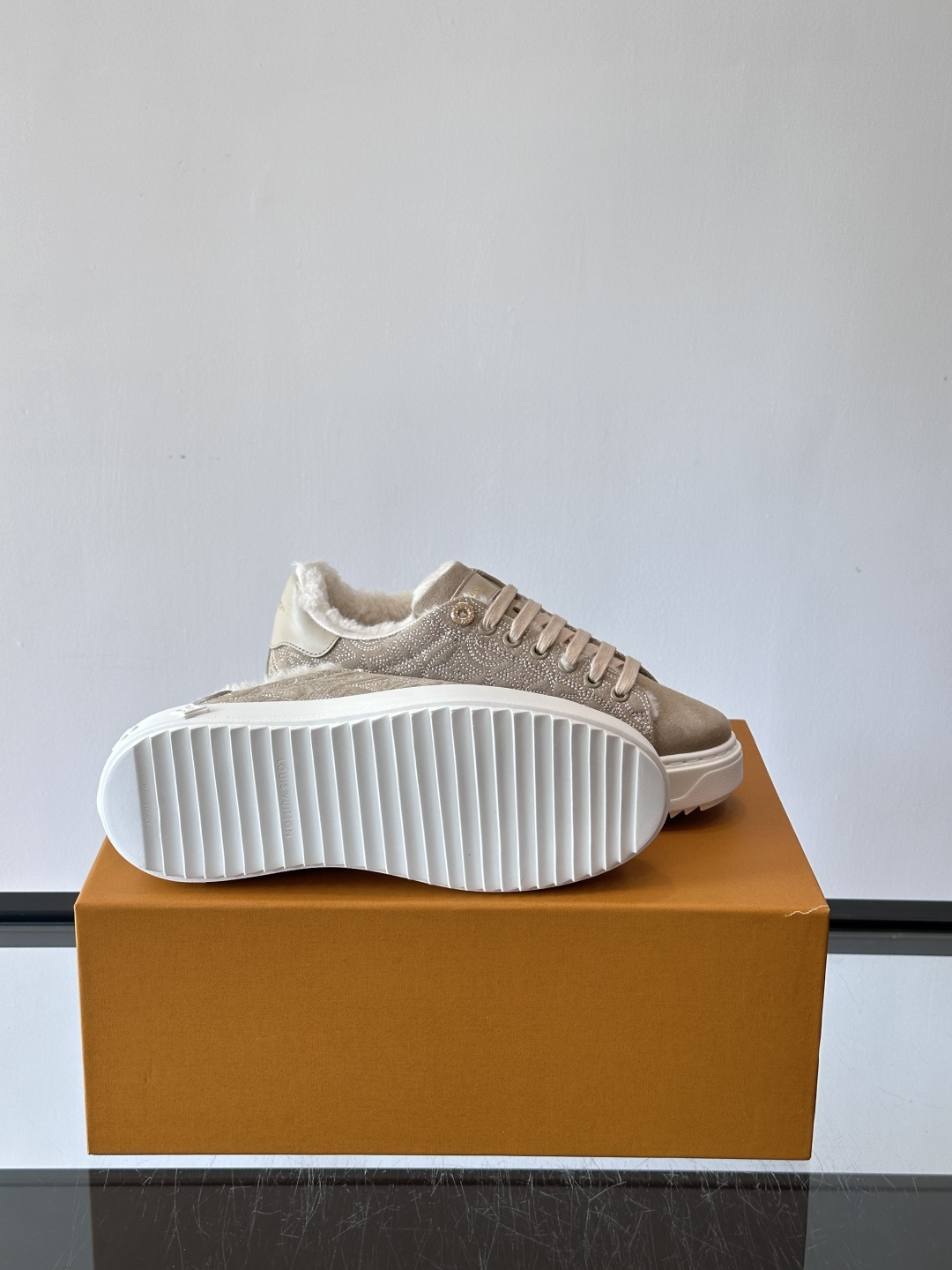 LV Time Out羊毛运动鞋，2025秋冬系列，鞋面是优质绒面小牛皮，搭配Monogram老花刺绣，