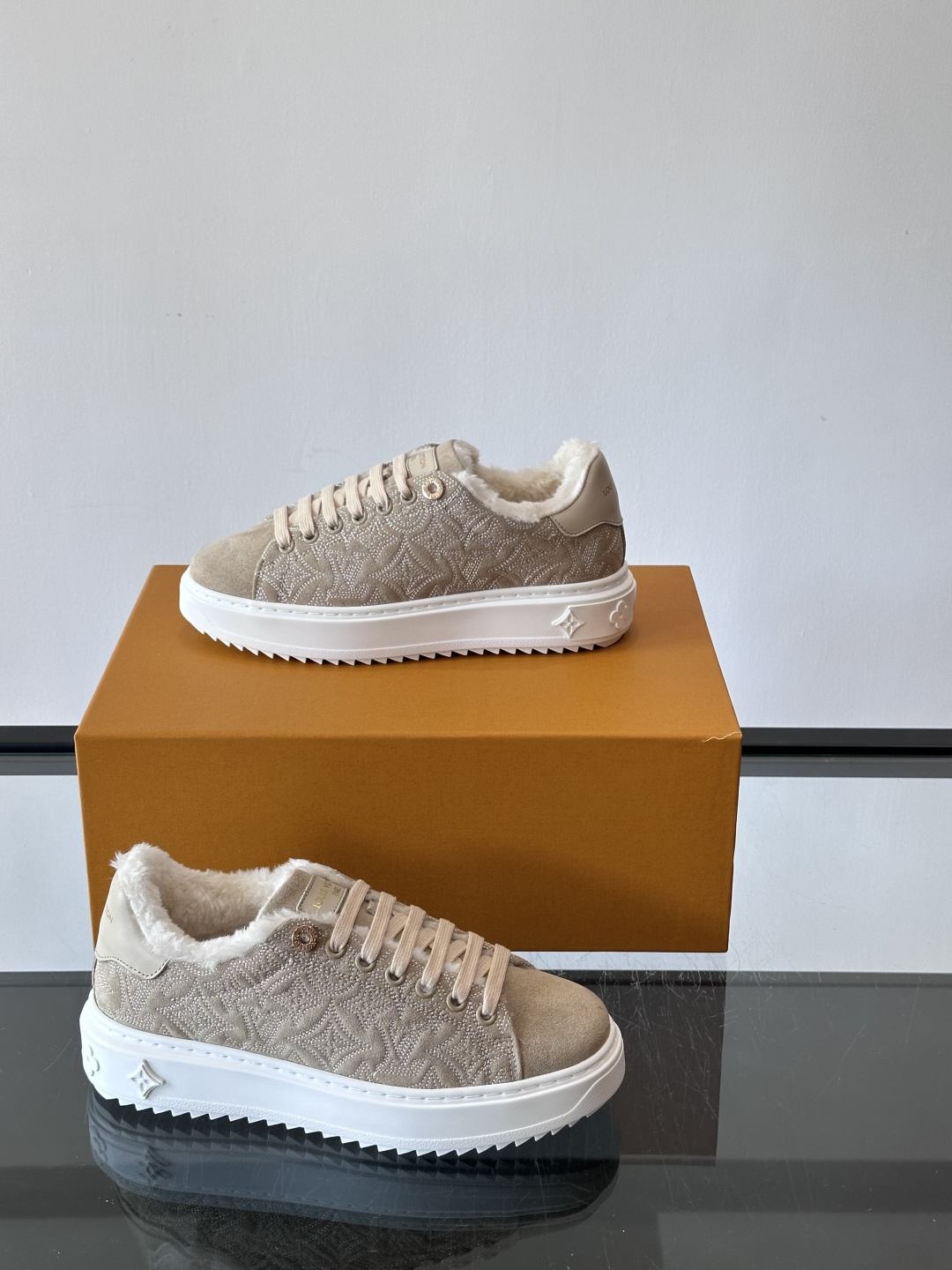 LV Time Out羊毛运动鞋，2025秋冬系列，鞋面是优质绒面小牛皮，搭配Monogram老花刺绣，