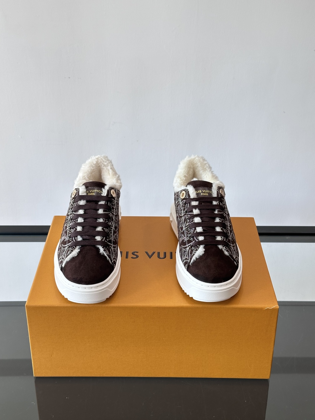 LV Time Out羊毛运动鞋，2025秋冬系列，鞋面是优质绒面小牛皮，搭配Monogram老花刺绣，